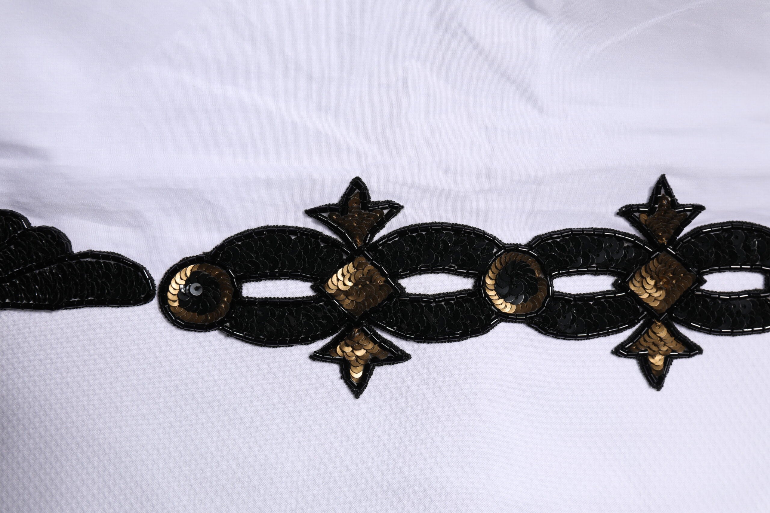 Chemise homme formelle blanche Dolce & Gabbana avec embellissements dorés élégants, idéale pour occasions spéciales.