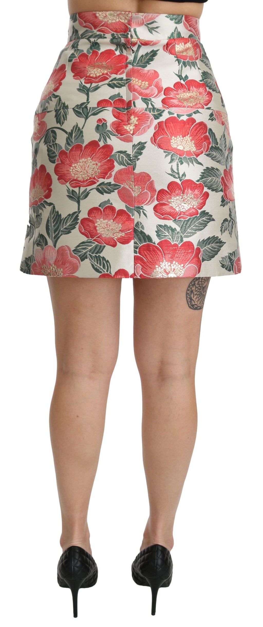 Jupe courte haute taille Dolce & Gabbana à fleurs blanches, vertes et rouges, mode élégante et féminine.