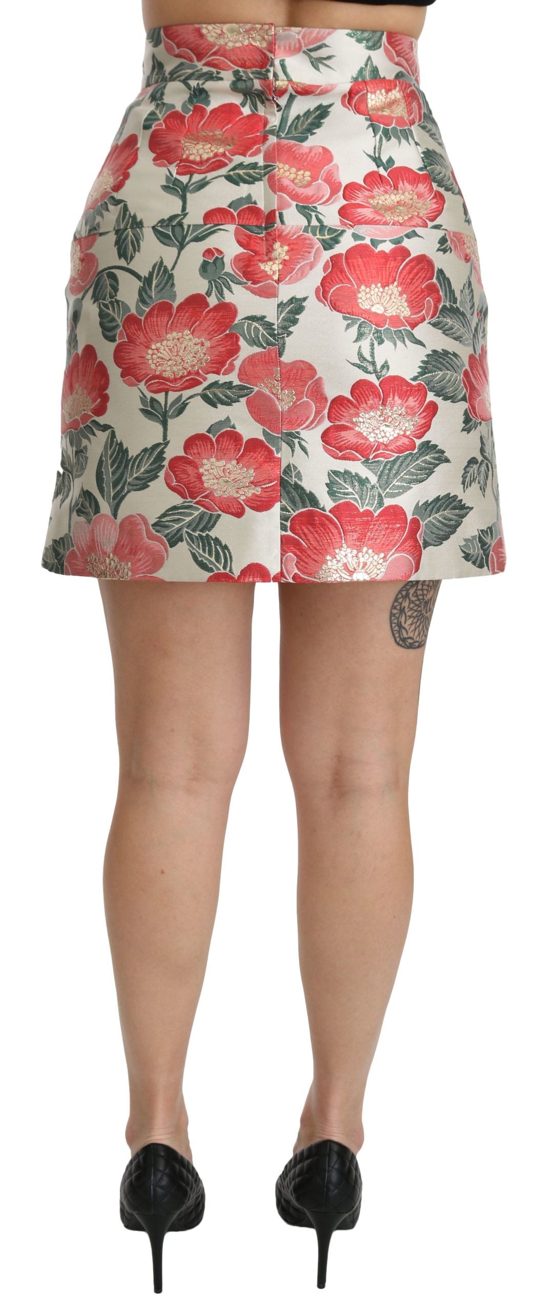 Jupe courte haute taille Dolce & Gabbana à fleurs blanches, vertes et rouges, mode élégante et féminine.