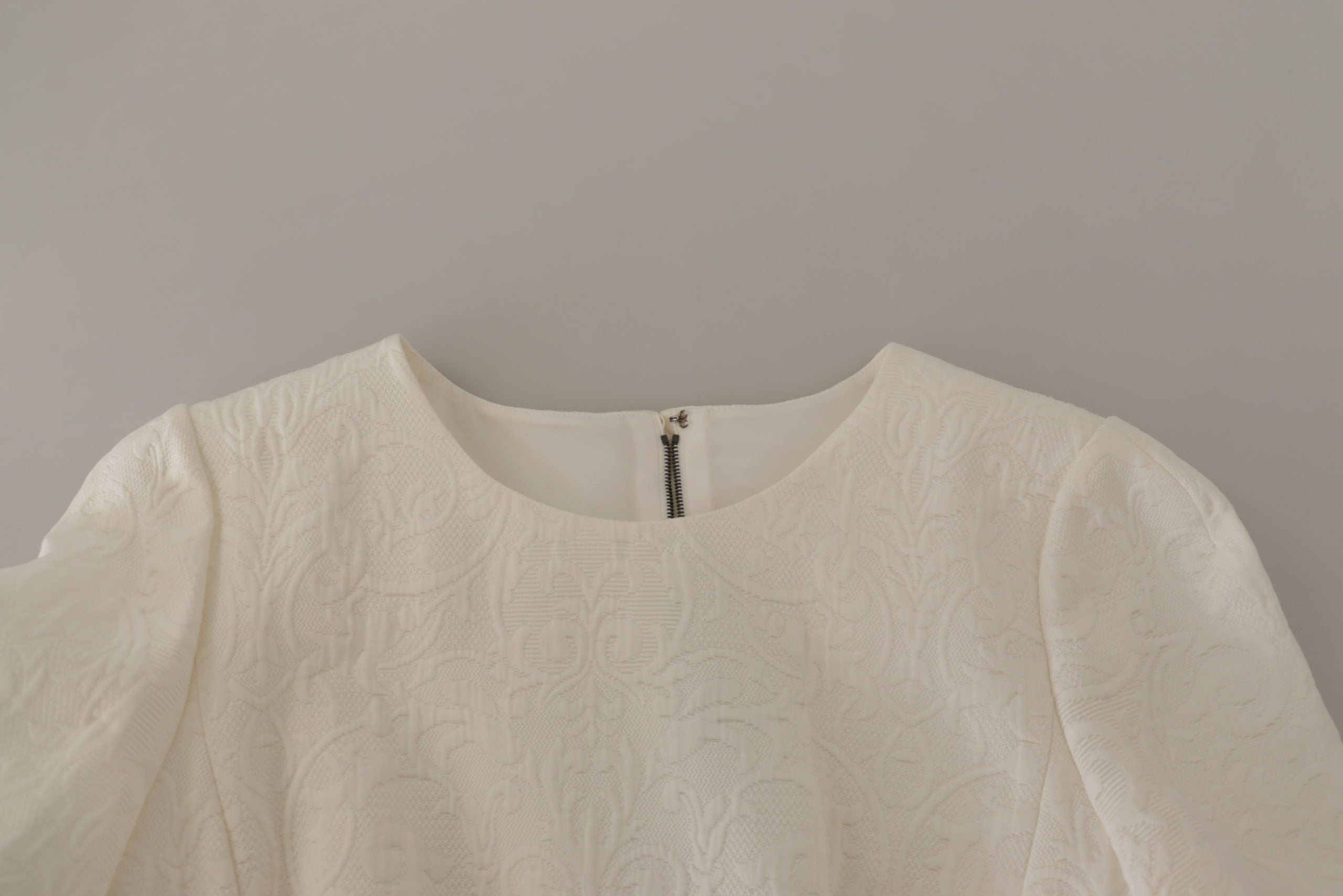 Robe midi en jacquard floral blanc de Dolce & Gabbana, robe ajustée en brocart avec motif floral élégant.
