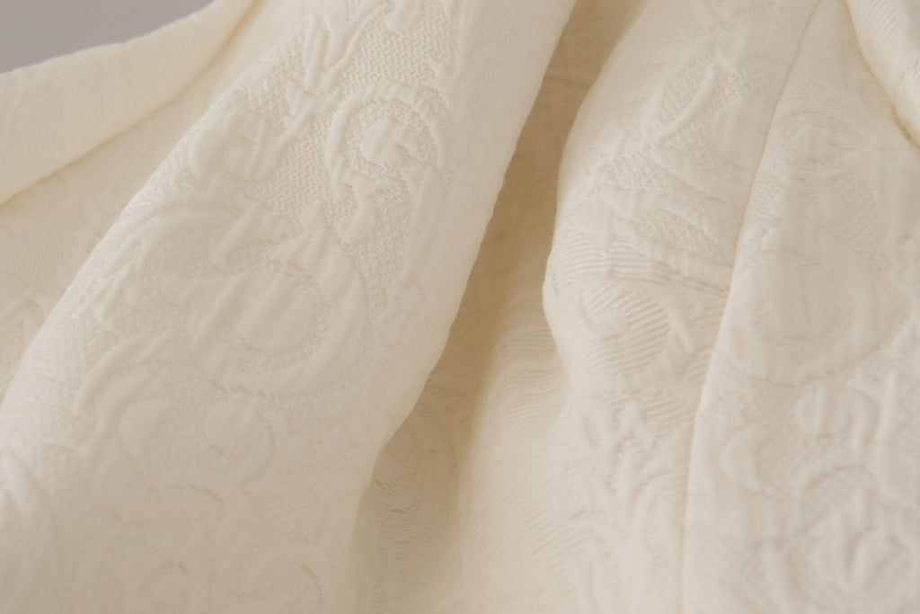 Robe midi en jacquard floral blanche de Dolce & Gabbana, coupe en sheath élégante avec brocart sophistiqué.
