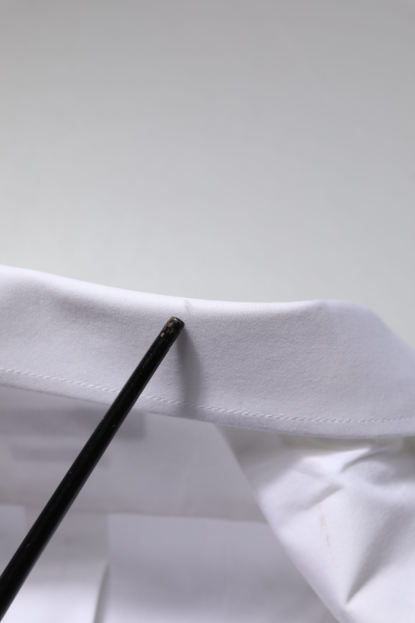 Chemise blanche Dolce & Gabbana MARTINI à manches longues, style formel, en tissu élégants, vue détaillée du produit.