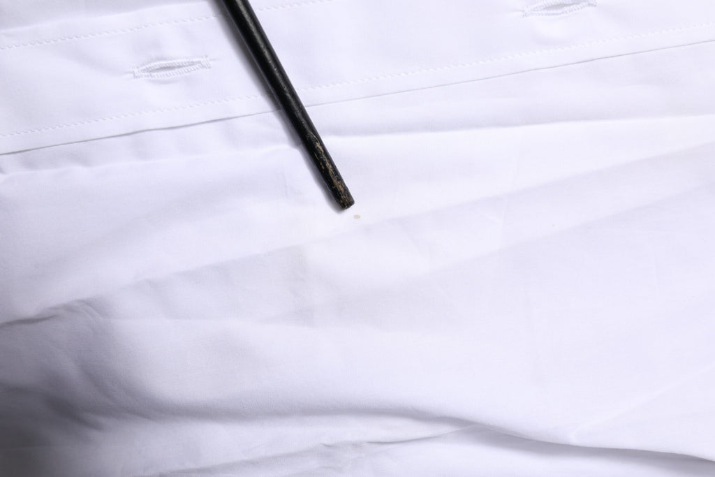 Chemise formelle blanche Dolce & Gabbana Martini à manches longues, élégante et sophistiquée, portée comme robe ou chemise de soirée.