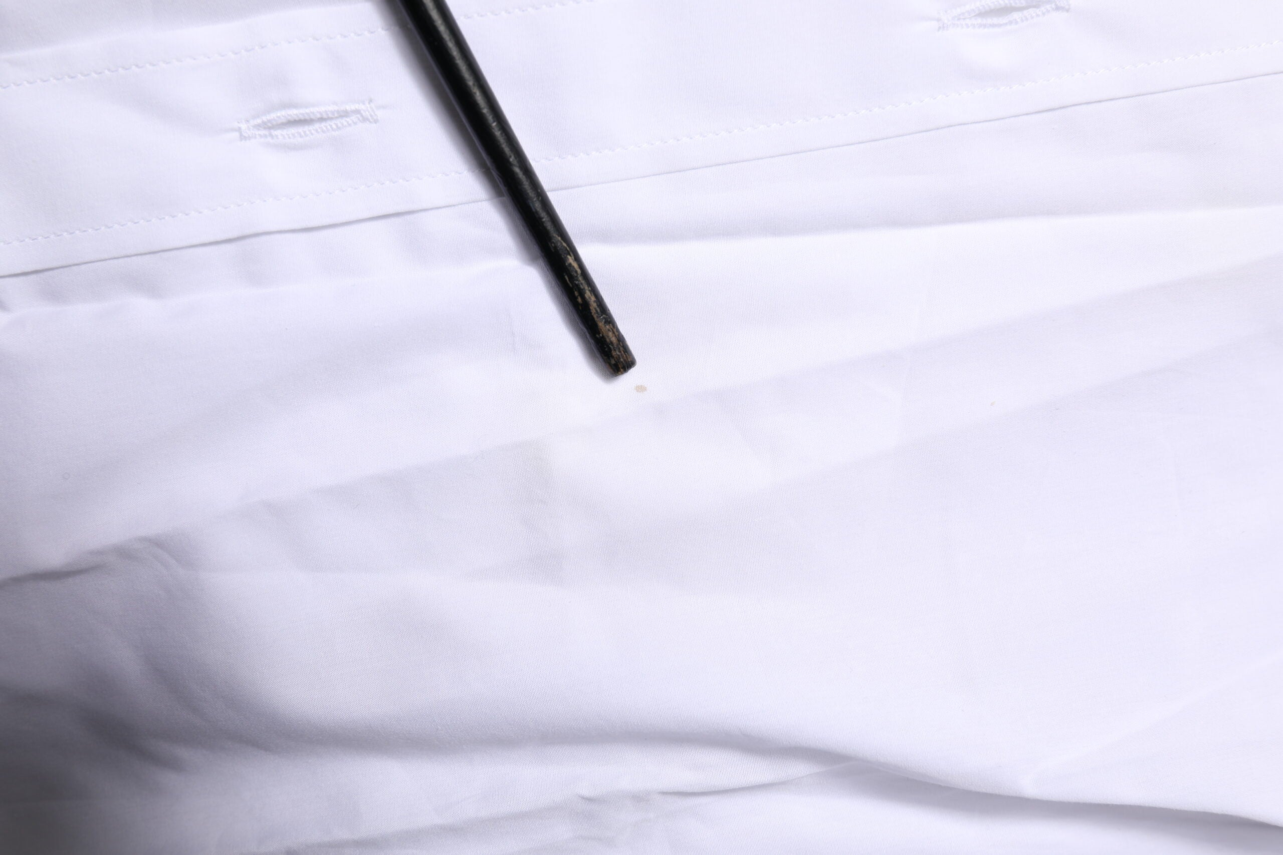 Chemise formelle blanche Dolce & Gabbana Martini à manches longues, élégante et sophistiquée, portée comme robe ou chemise de soirée.