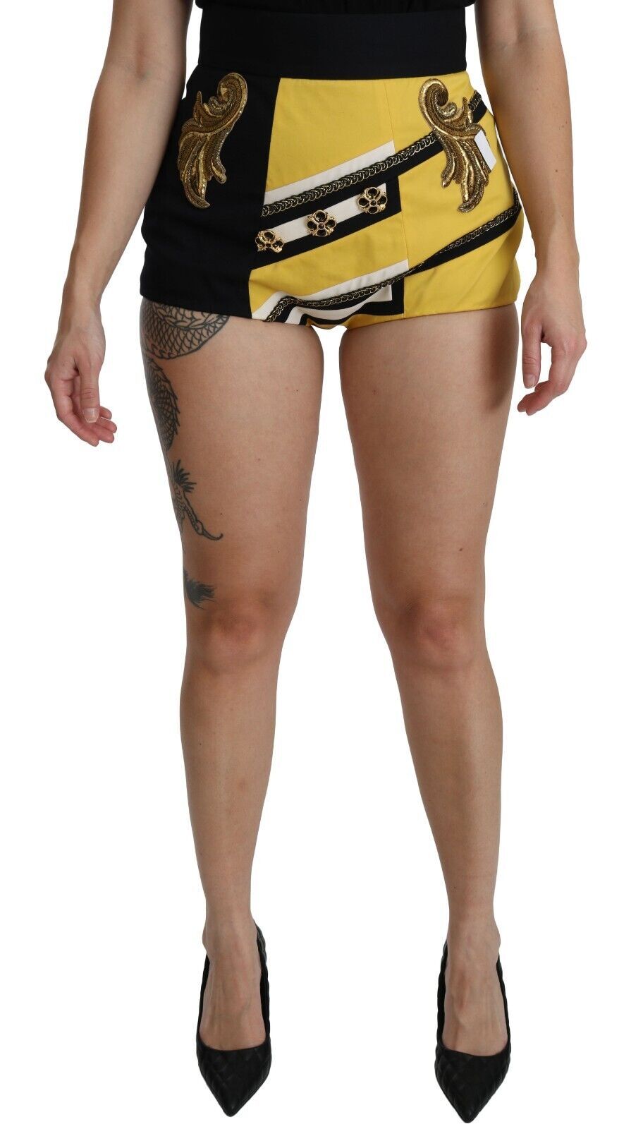 Shorts en coton jaune et noir de Dolce & Gabbana, short à bijoux, style hot pants, look chic et tendance.