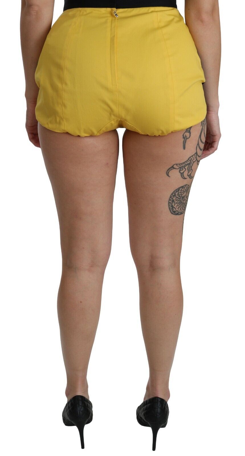 Shorts Dolce & Gabbana en coton jaune et noir avec bijoux, style hot pants, vêtement tendance pour femmes.