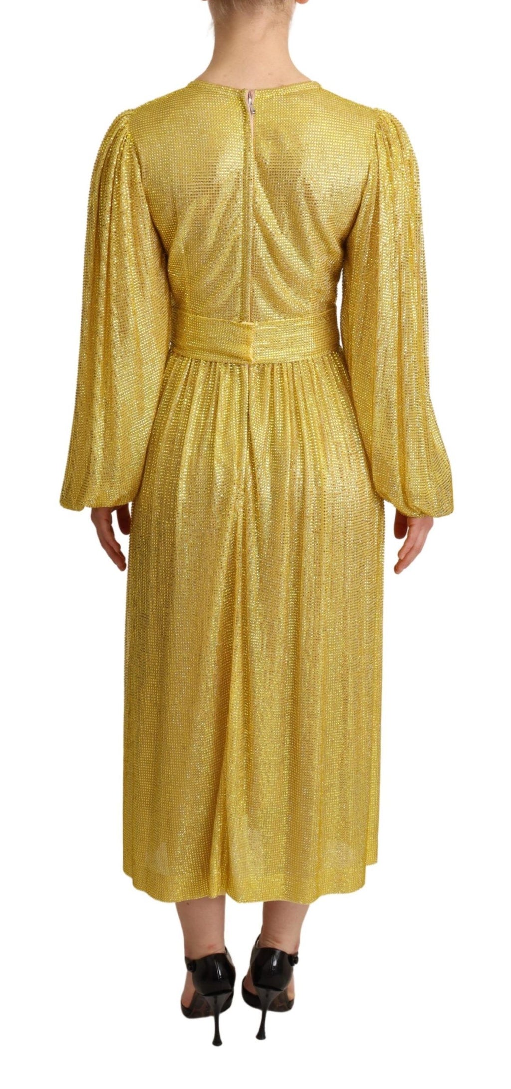 Robe maxi plissée en maille à cristaux jaunes de Dolce & Gabbana, élégante et sophistiquée.