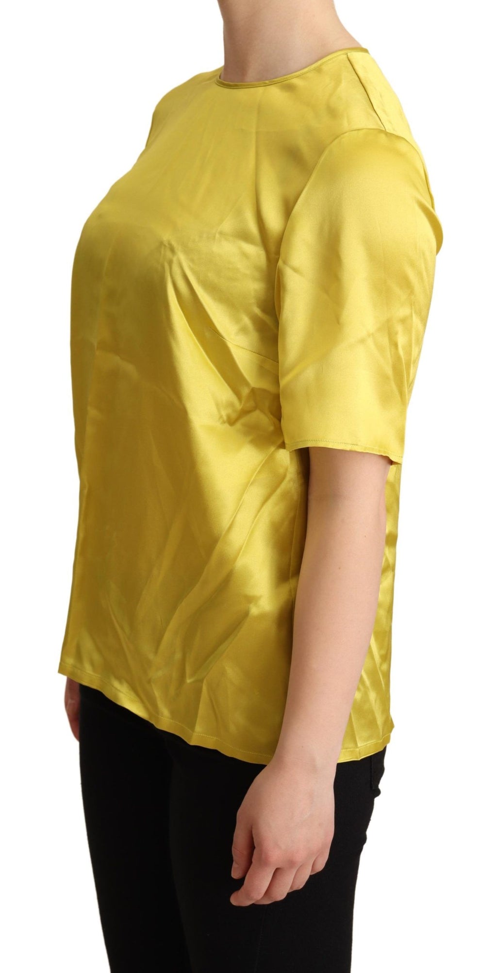 Chemise courte en soie jaune Dolce & Gabbana à manches courtes, élégante et légère, vue de face sur un fond neutre.