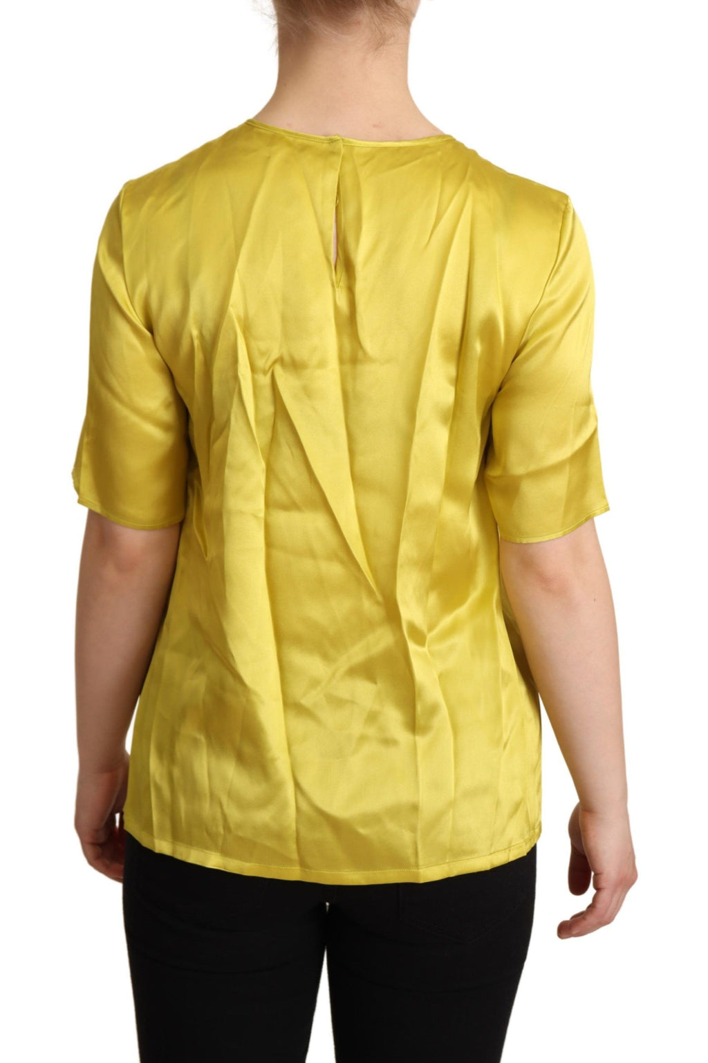 Blouse courte en soie jaune Dolce & Gabbana avec manches courtes, style élégant et tissu luxueux visible sur l'image.