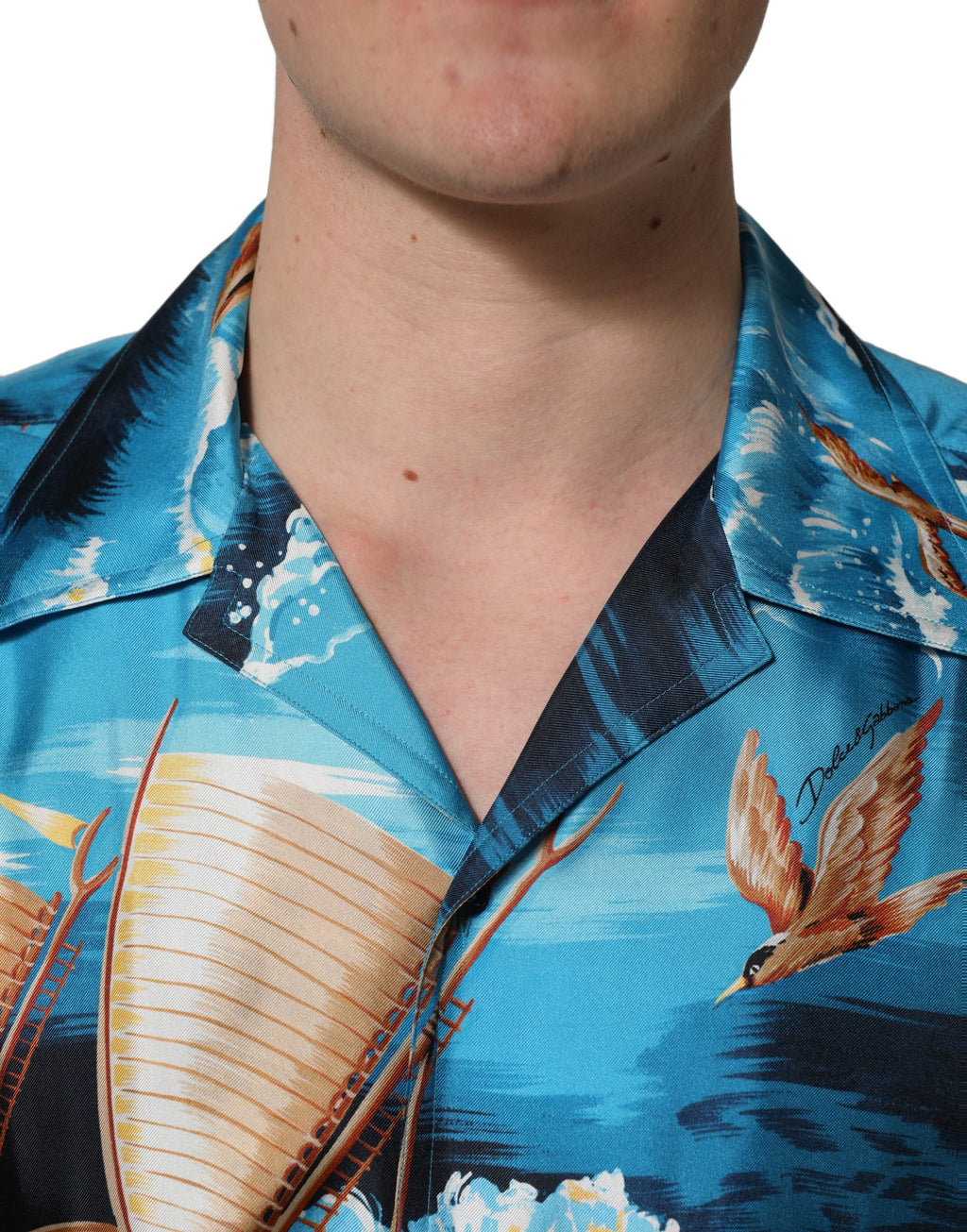 Chemise en soie bleue à motif hawaïen Dolce & Gabbana, tissu en twill avec imprimé graphique coloré.
