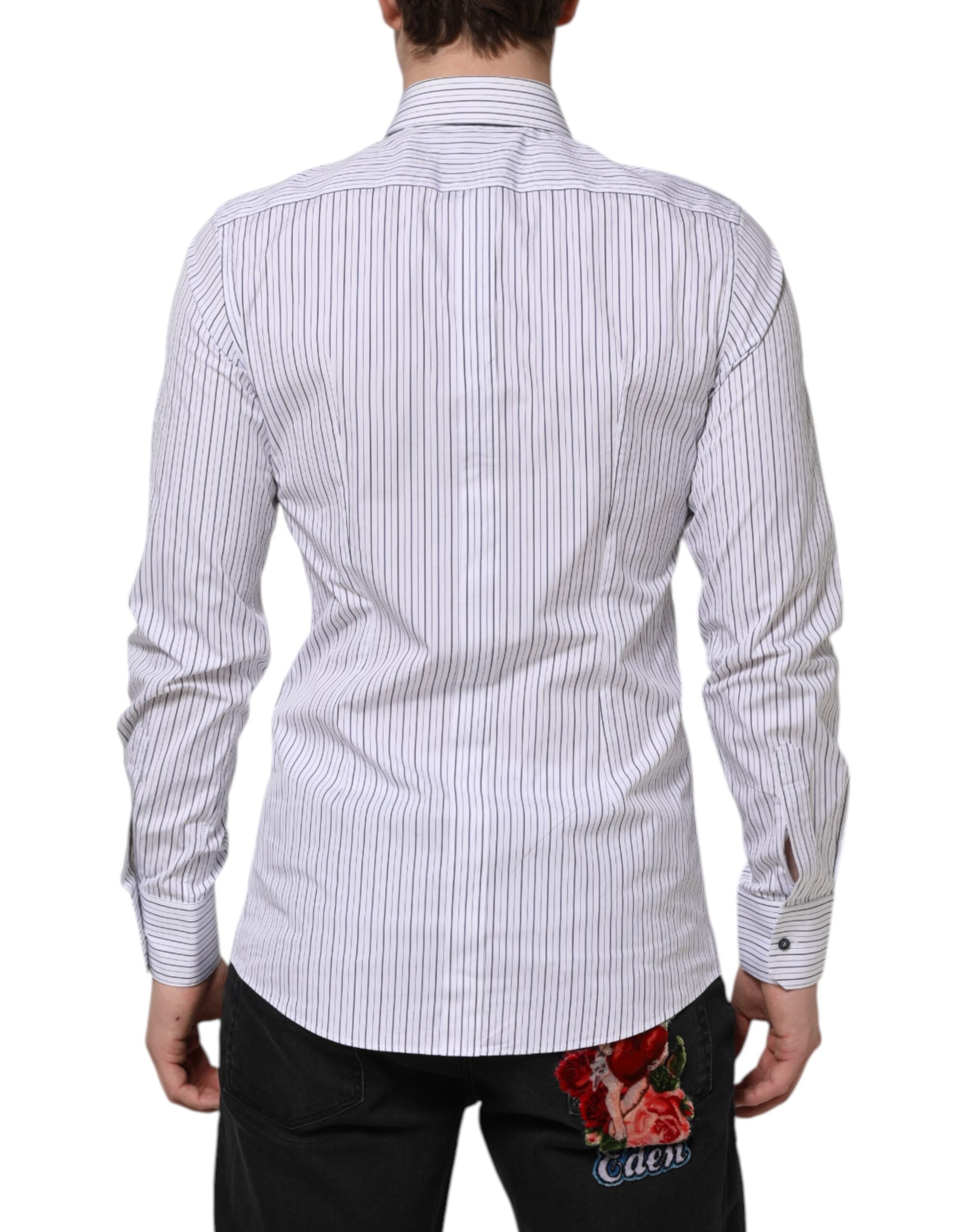 Chemise formelle en coton blanc et bleu à rayures avec détails dorés de Dolce & Gabbana sur fond blanc.