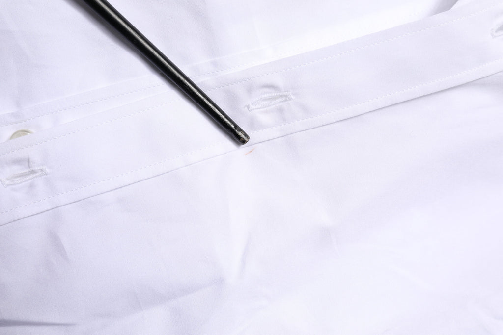 Chemise blanche en coton Dolce & Gabbana à manches longues, style formel avec détails dorés.