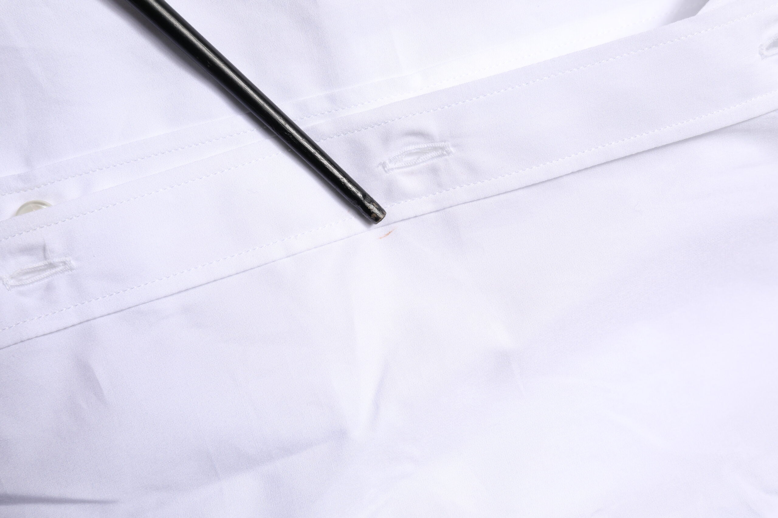 Chemise blanche en coton Dolce & Gabbana à manches longues, style formel avec détails dorés.