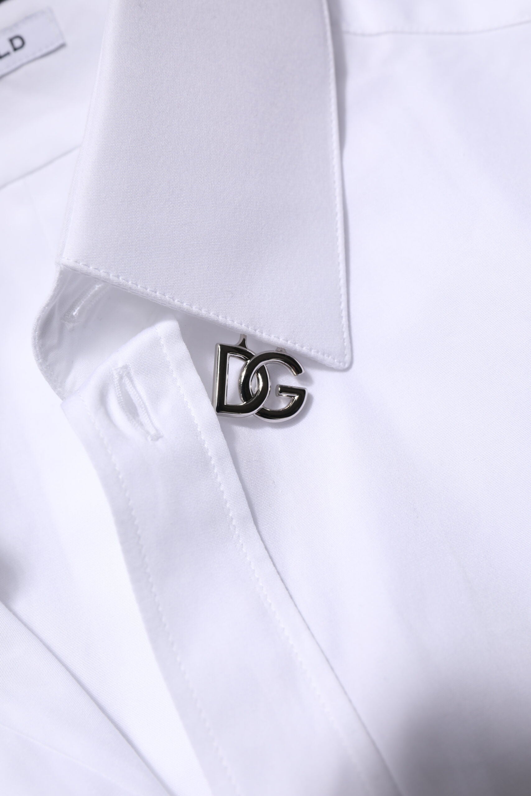 Chemise blanche en coton Dolce & Gabbana à manches longues pour homme, style formel élégant avec détails dorés.