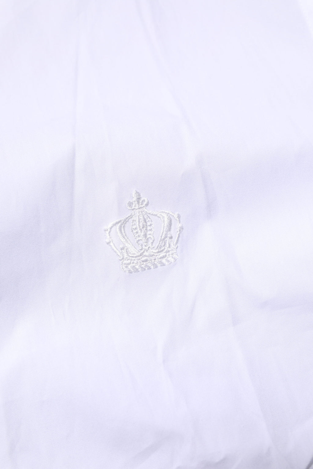 Chemise blanche en coton Dolce & Gabbana à manches longues pour homme, style formel avec détails dorés.
