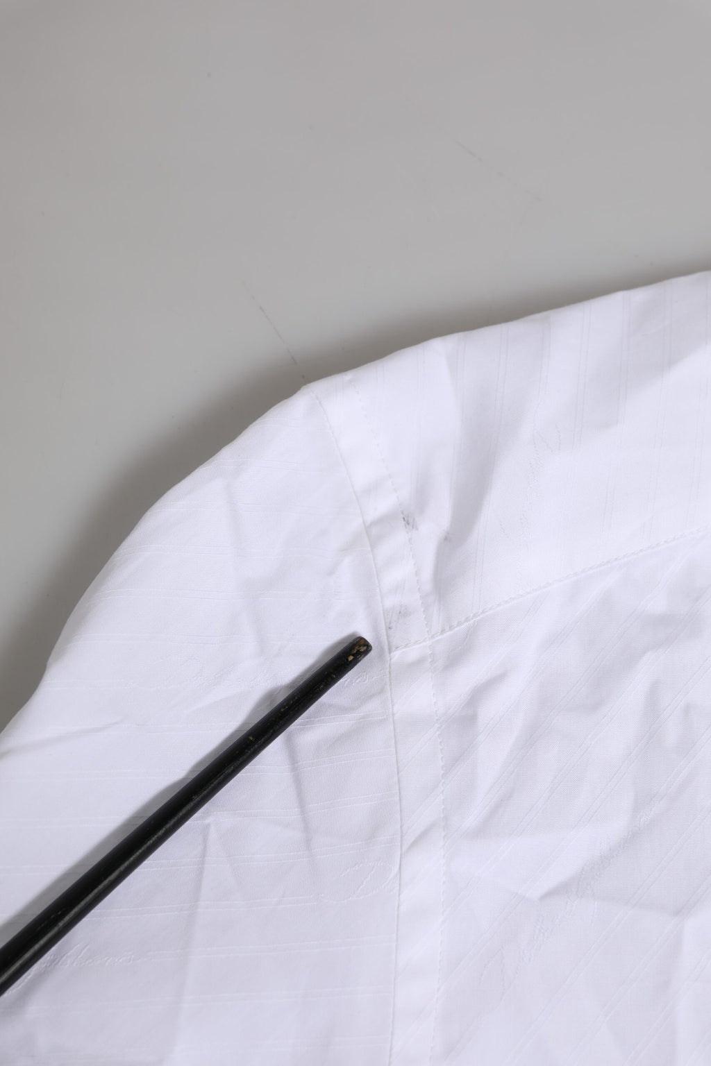 Chemise formelle blanche en coton Dolce & Gabbana à manches longues avec détails dorés visibles sur l'image.