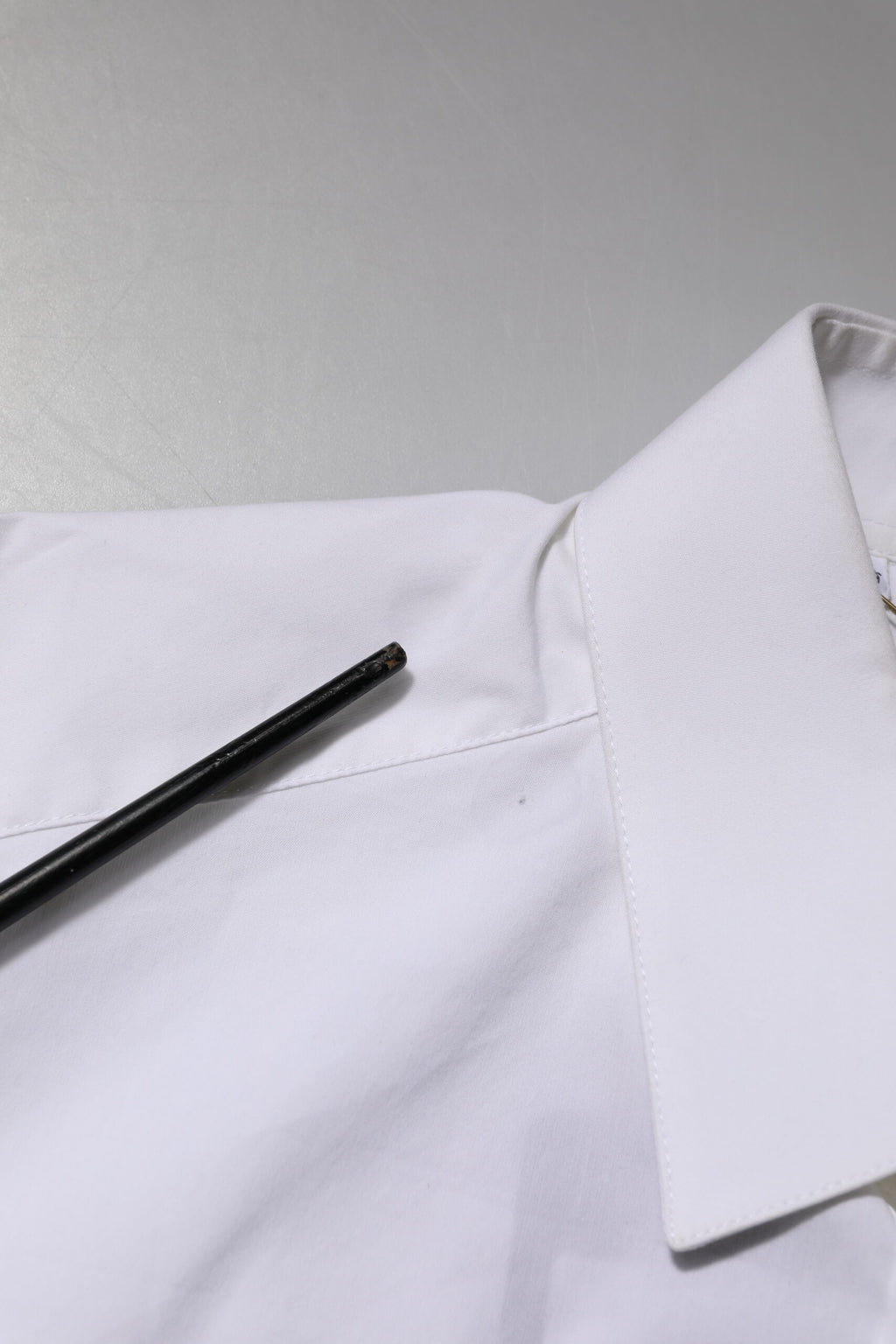 Chemise blanche en coton Dolce & Gabbana à manches longues, style formel avec détails dorés.