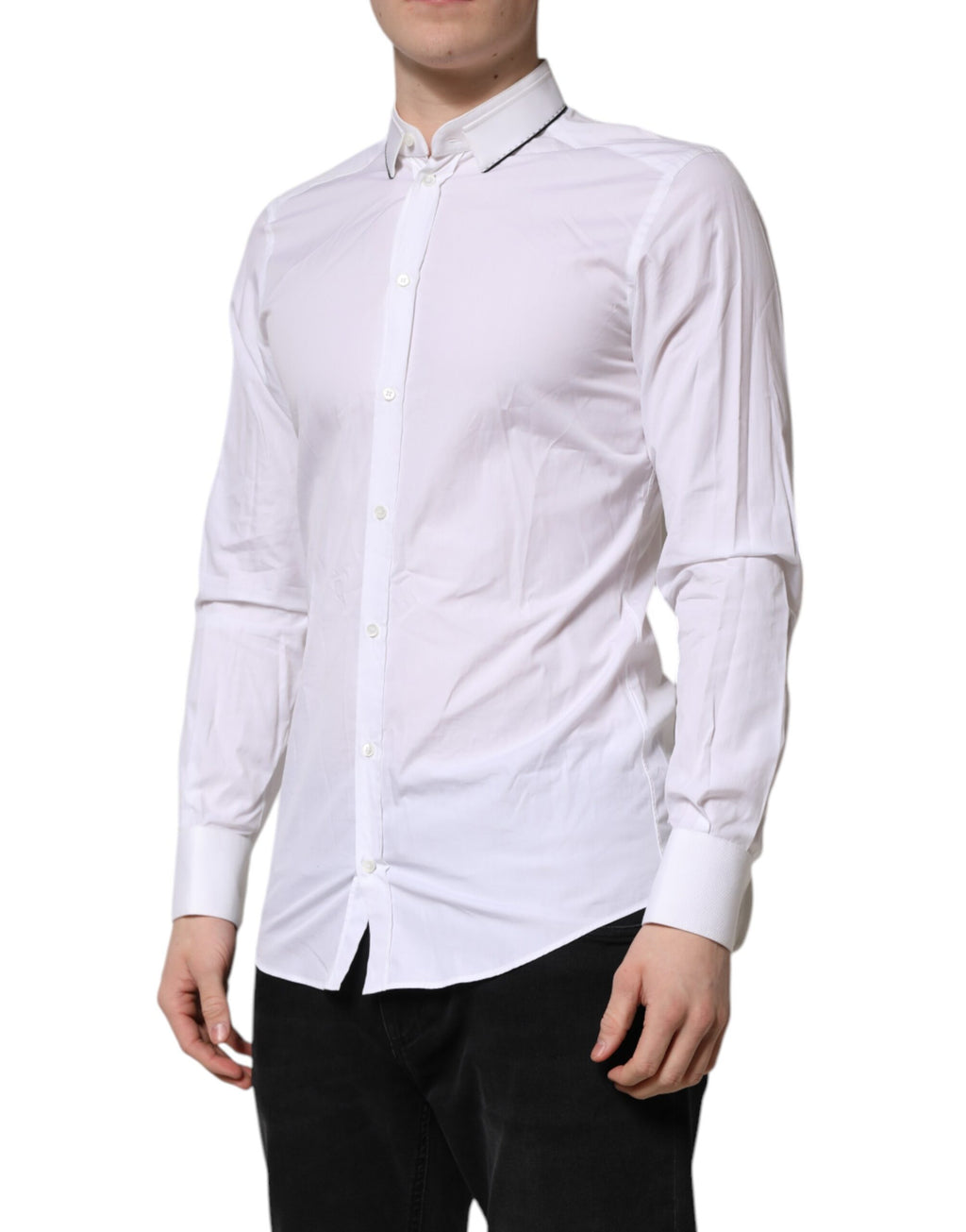 Chemise formelle blanche en coton avec manches longues de Dolce & Gabbana, ornement doré, élégante et sophistiquée.