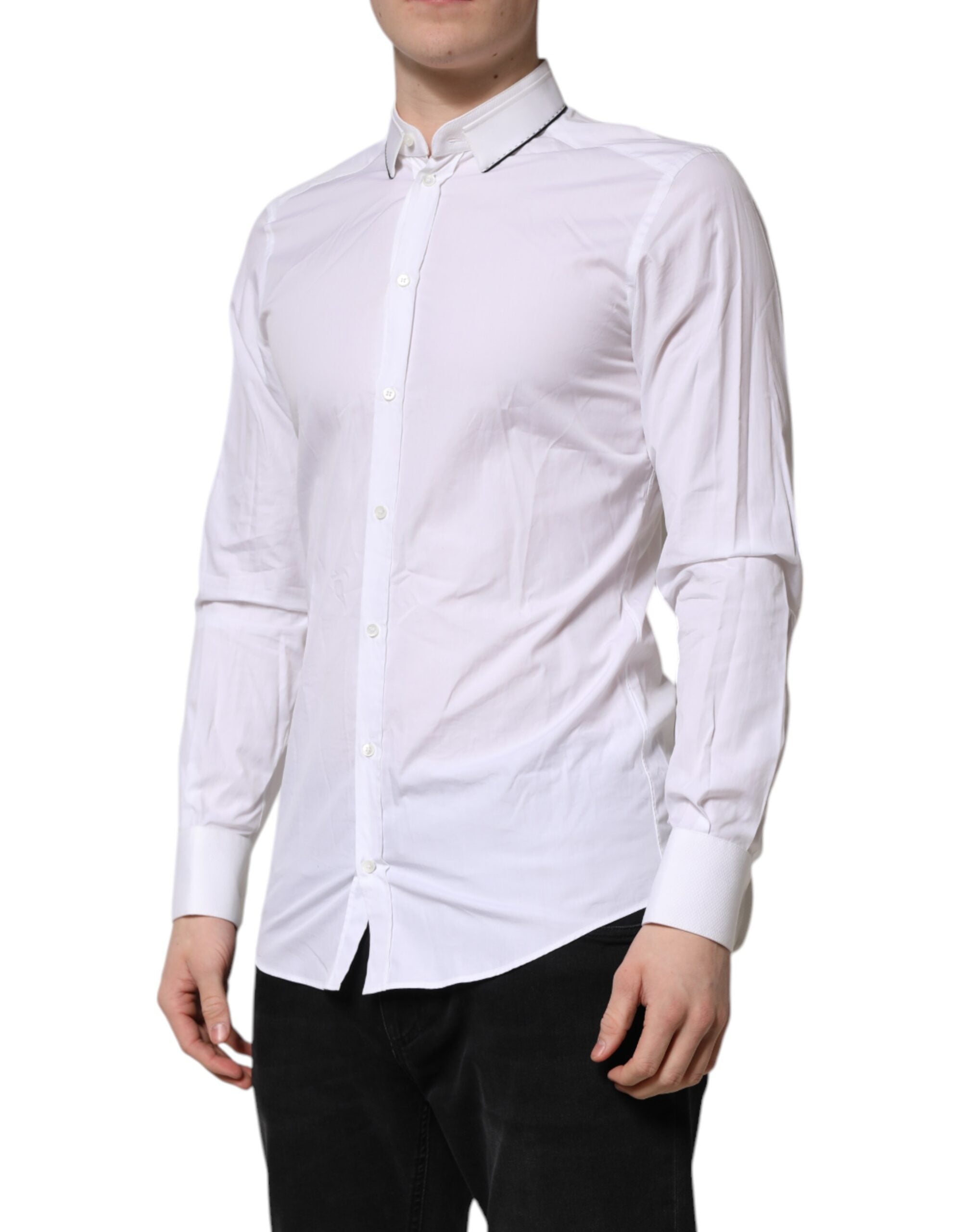 Chemise formelle blanche en coton avec manches longues de Dolce & Gabbana, ornement doré, élégante et sophistiquée.