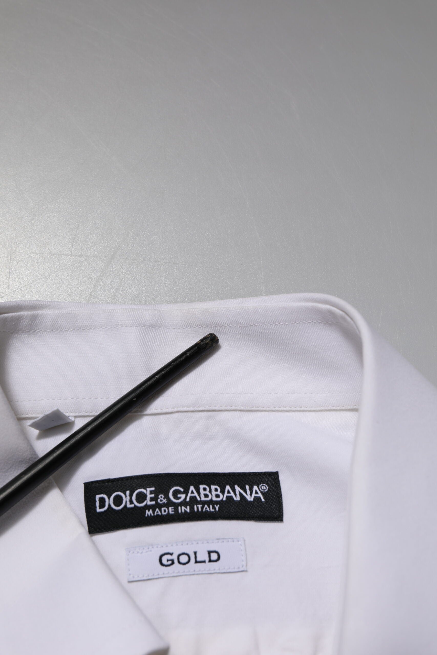Chemise formelle Dolce & Gabbana en coton popeline blanche avec détails dorés, élégante et sophistiquée.