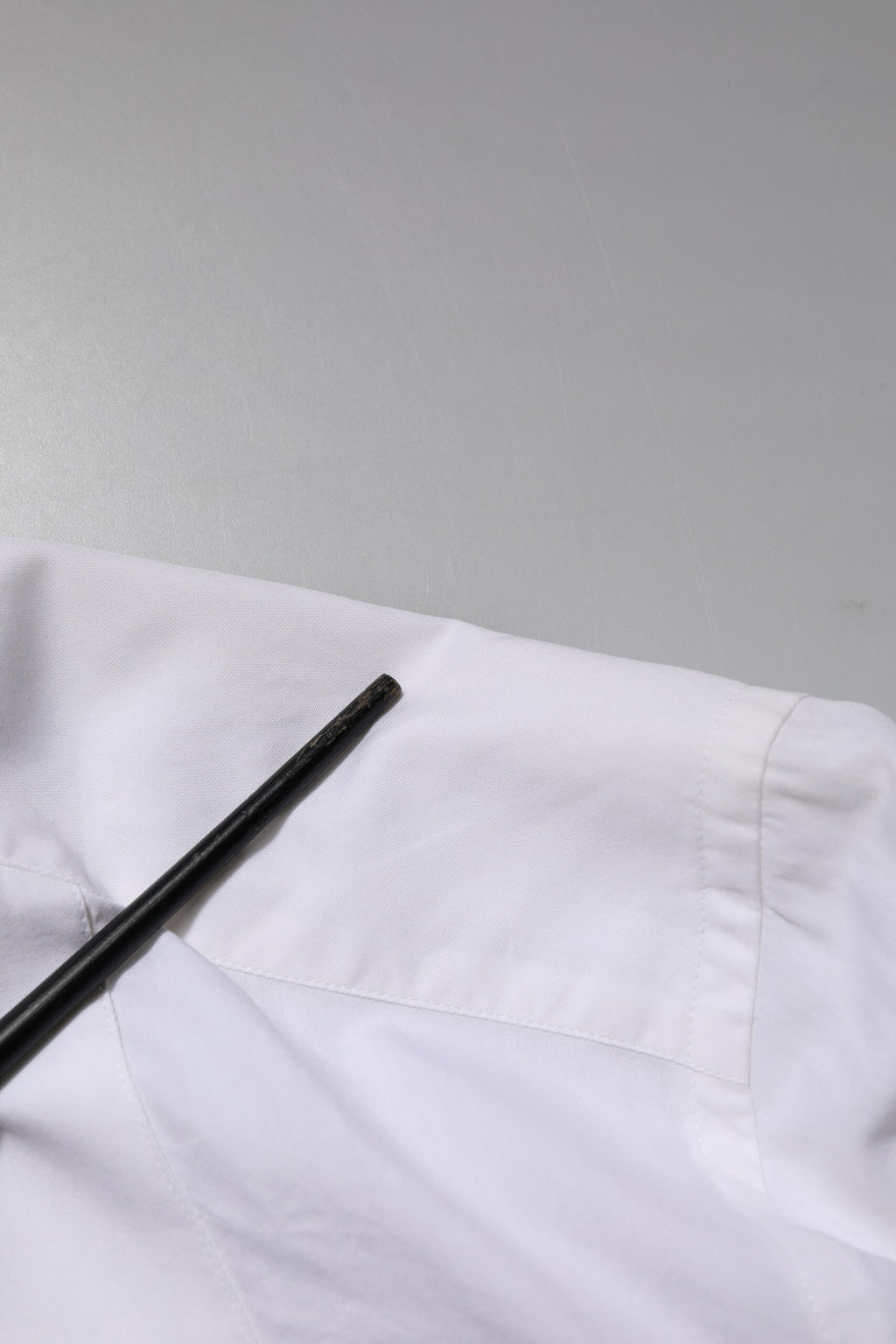 Chemise formelle Dolce & Gabbana en coton popeline blanche avec détails en or, vue de face sur une mannequin.