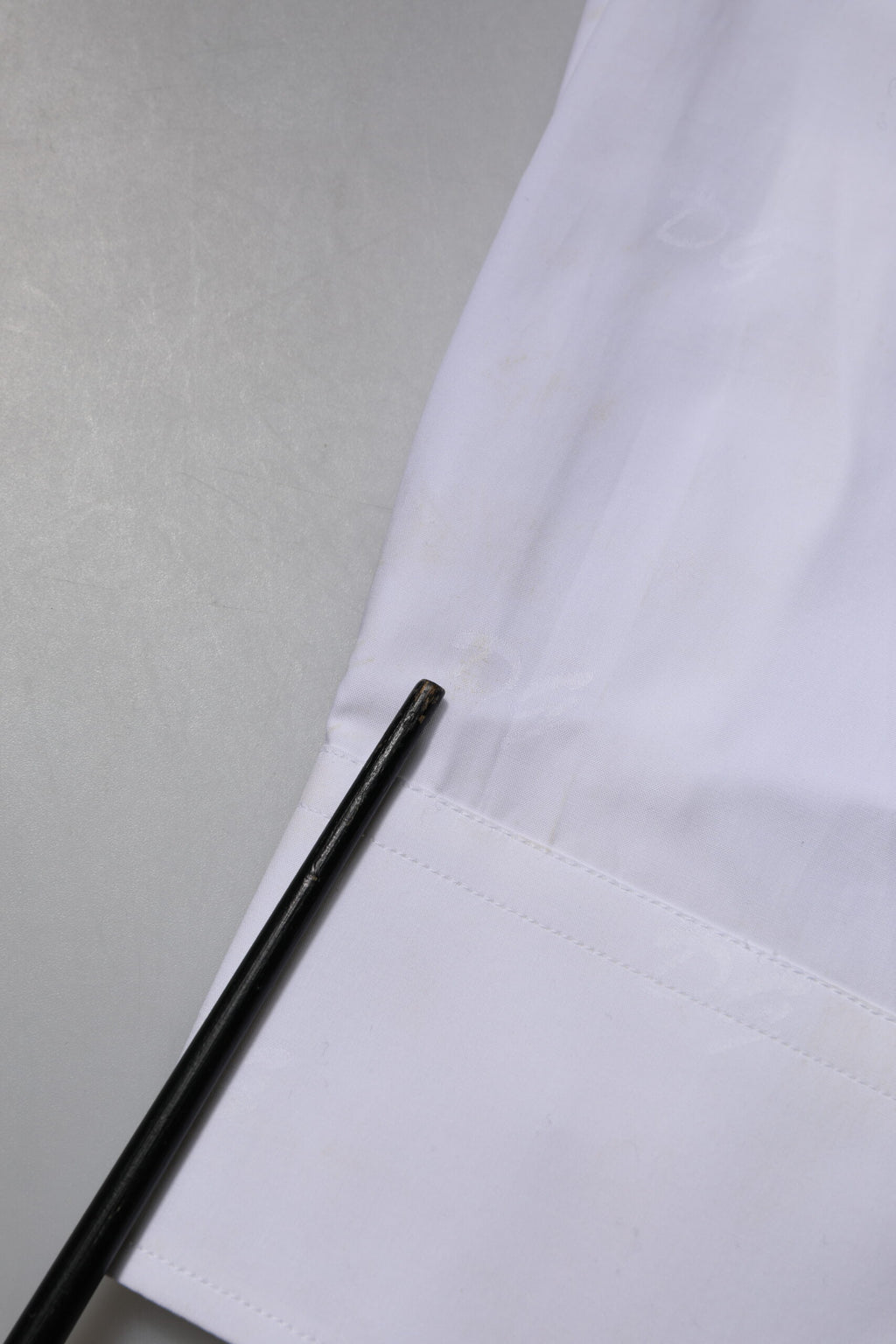Chemise formelle blanche à manches longues Dolce & Gabbana avec détails dorés, élégante et sophistiquée.