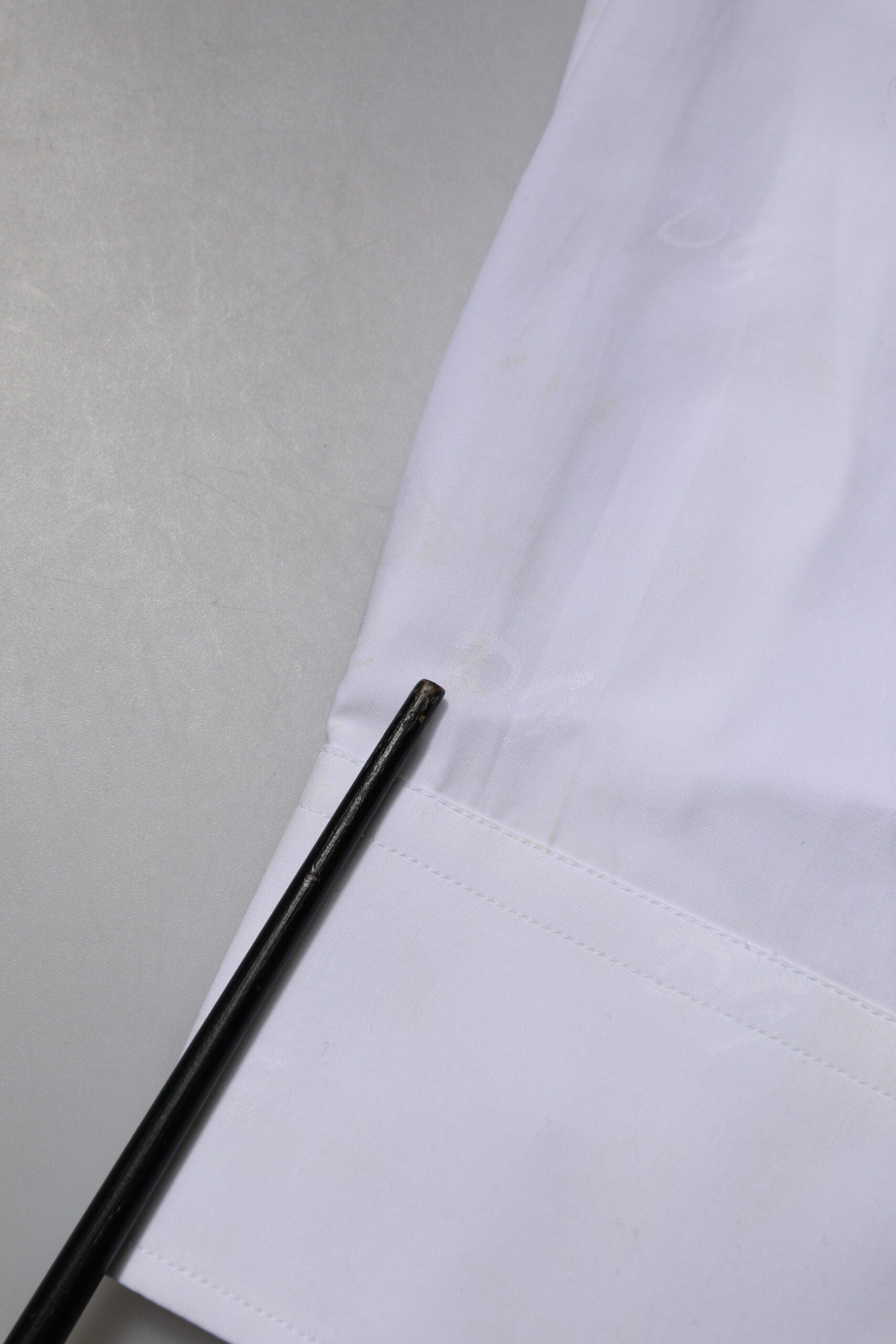 Chemise formelle blanche à manches longues Dolce & Gabbana avec détails dorés, élégante et sophistiquée.