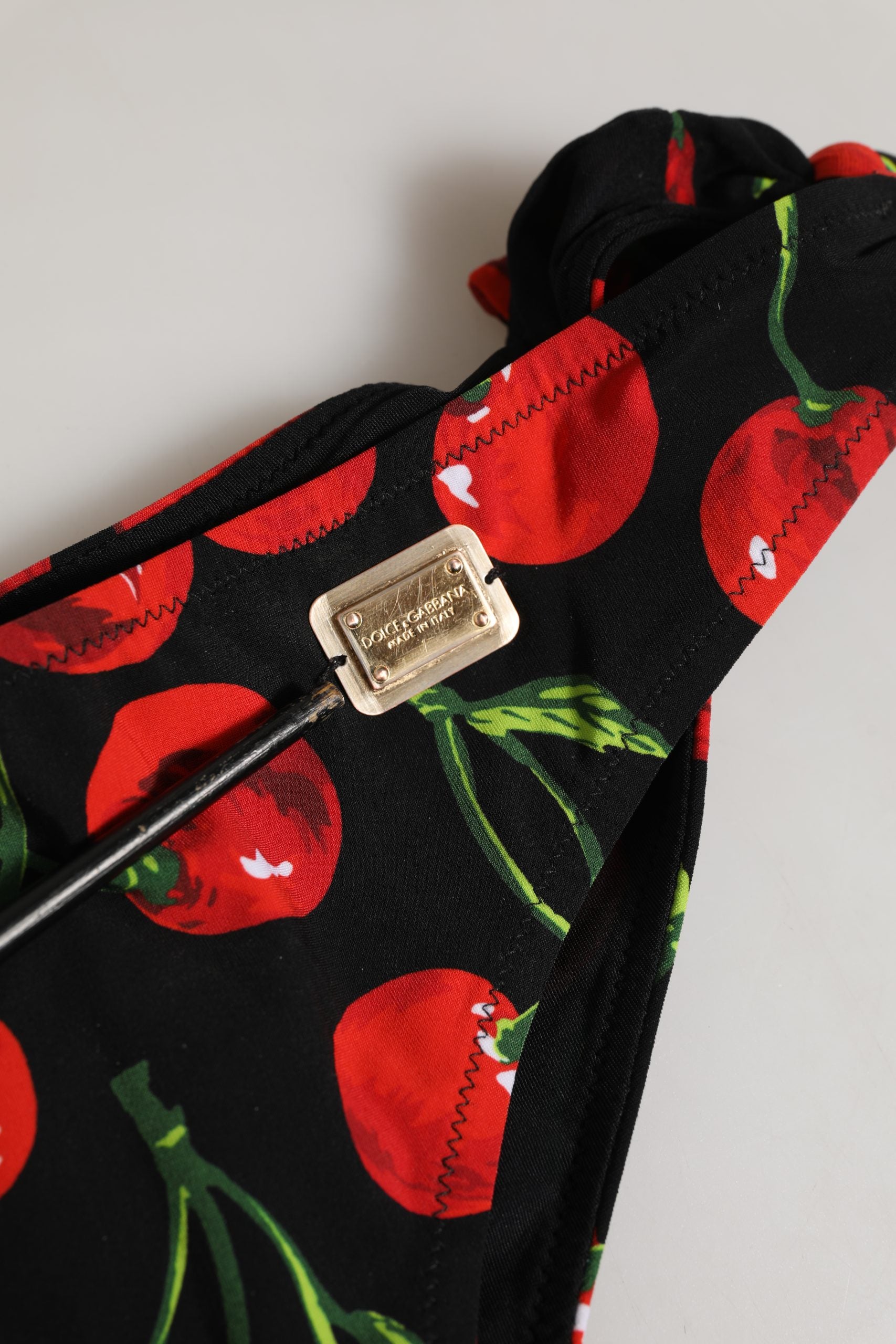 Maillot de bain deux pièces en nylon à imprimé cerise noire de Dolce & Gabbana, costume de plage élégant.