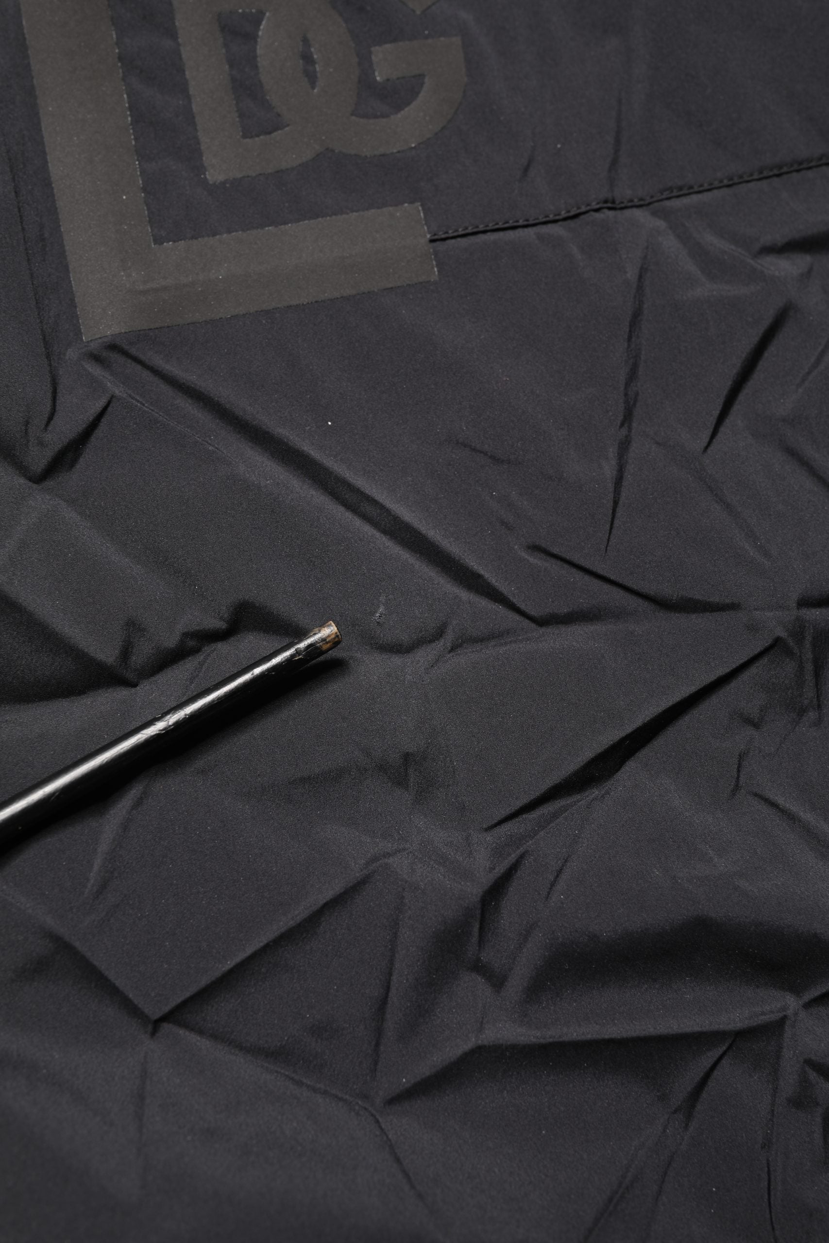 Short de bain en nylon noir Dolce & Gabbana avec taille élastique, design élégant et confortable pour la plage.