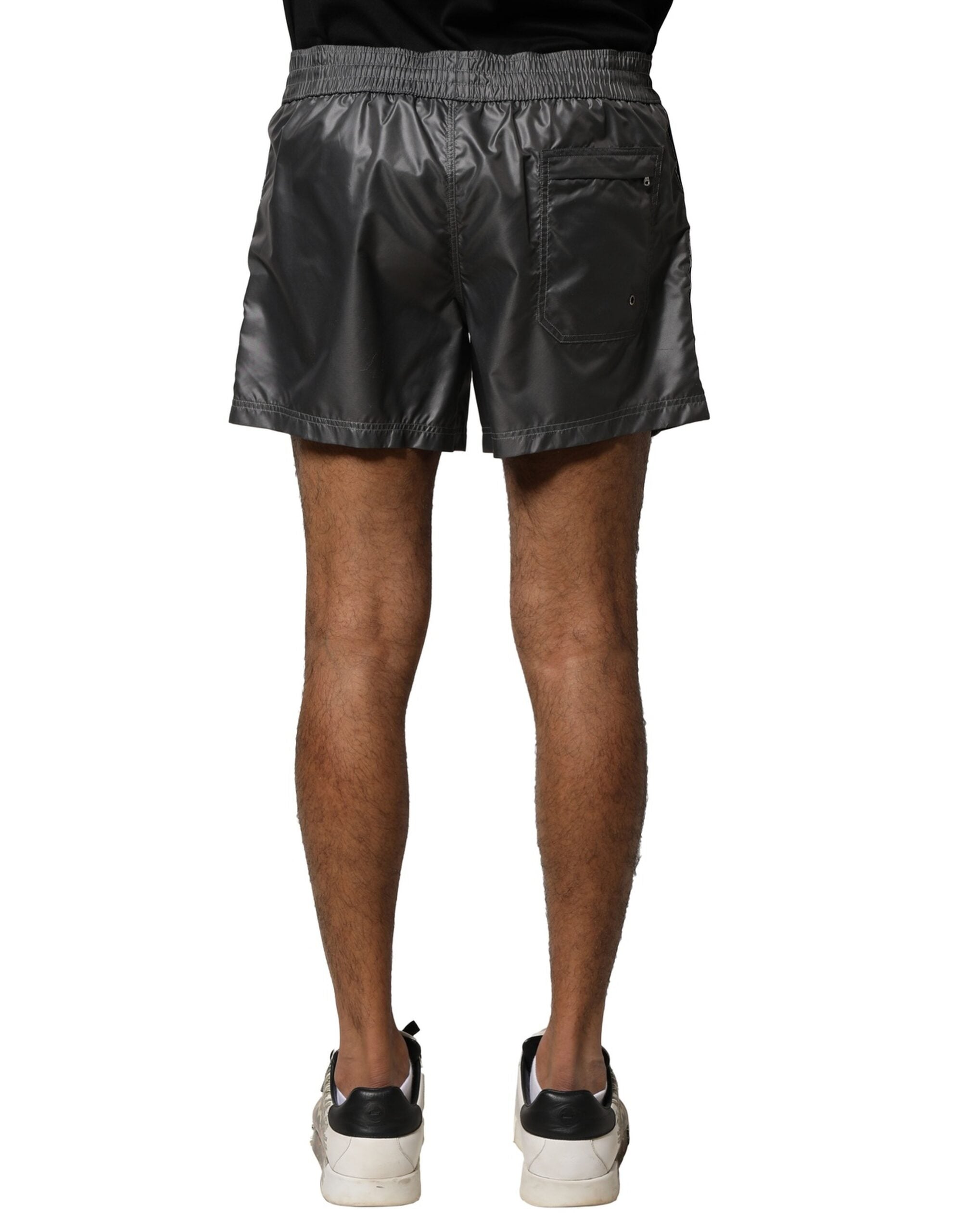 Shorts bermuda décontractés gris en polyester de taille moyenne de Dolce & Gabbana, vue de l'avant.