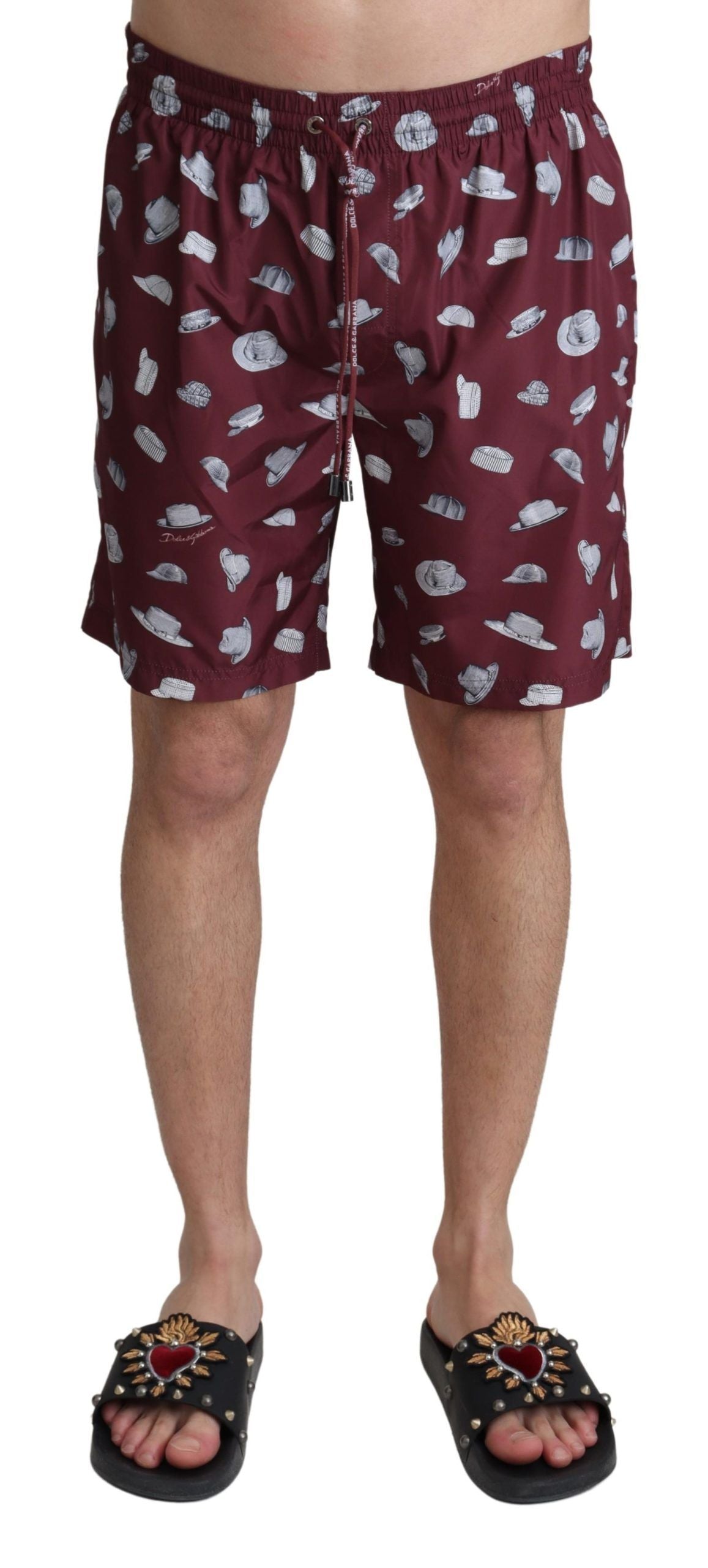 Shorts de bain Dolce & Gabbana à imprimé chapeaux maroon pour plage et natation, style élégant et confortable.