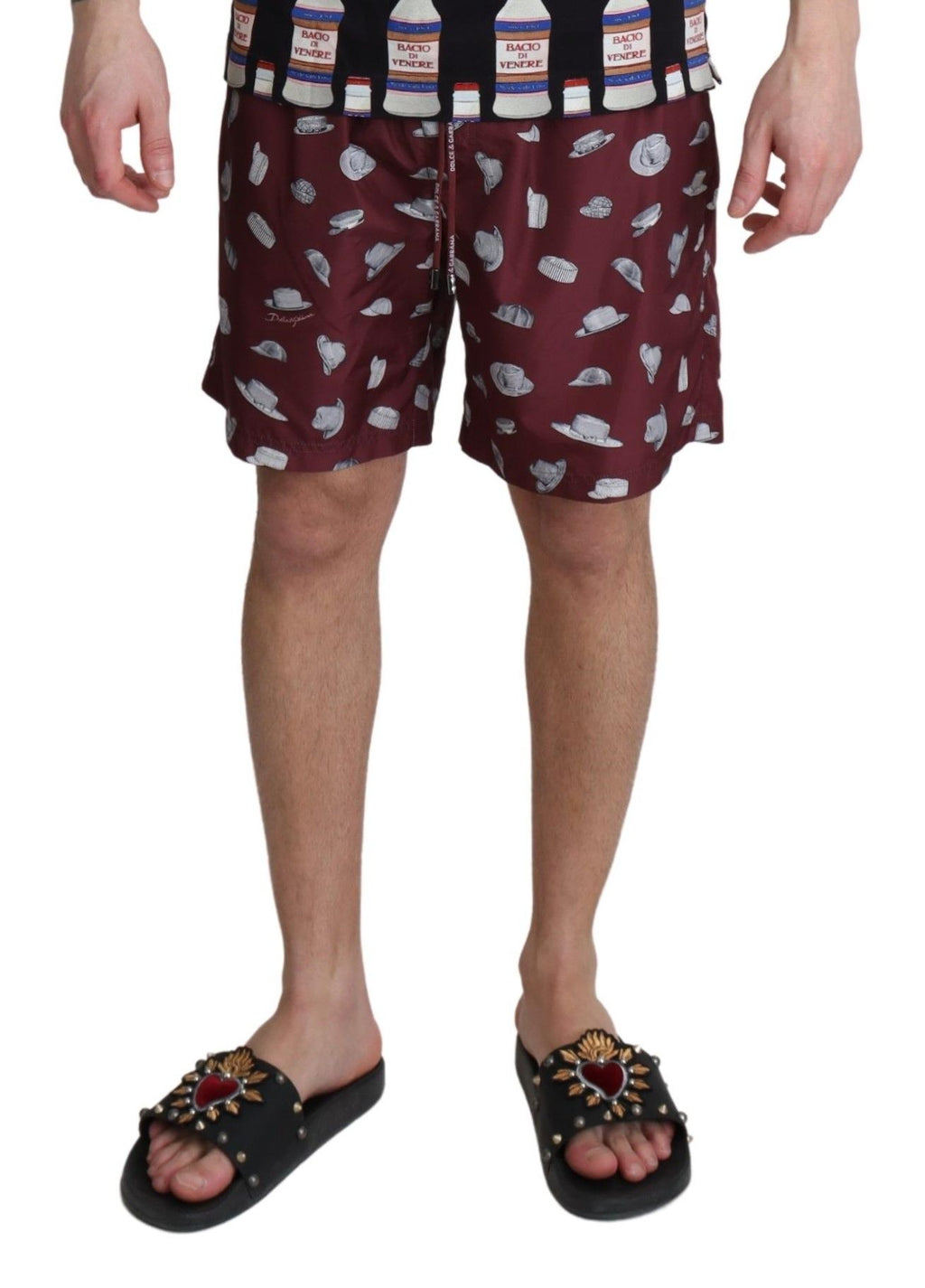 Shorts de bain Dolce & Gabbana à motif rouge et beige, style plage, vêtement de bain pour homme et femme.