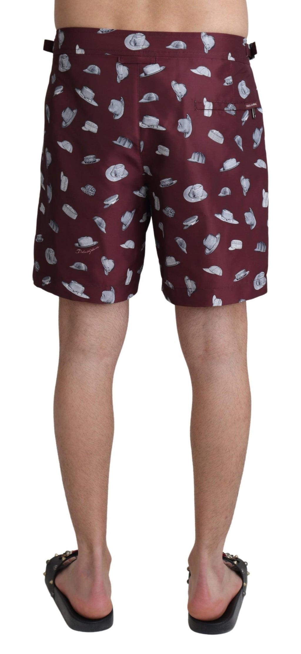 Shorts de bain Dolce & Gabbana à motif imprimé chapeaux marron, vêtement de plage élégant pour homme.