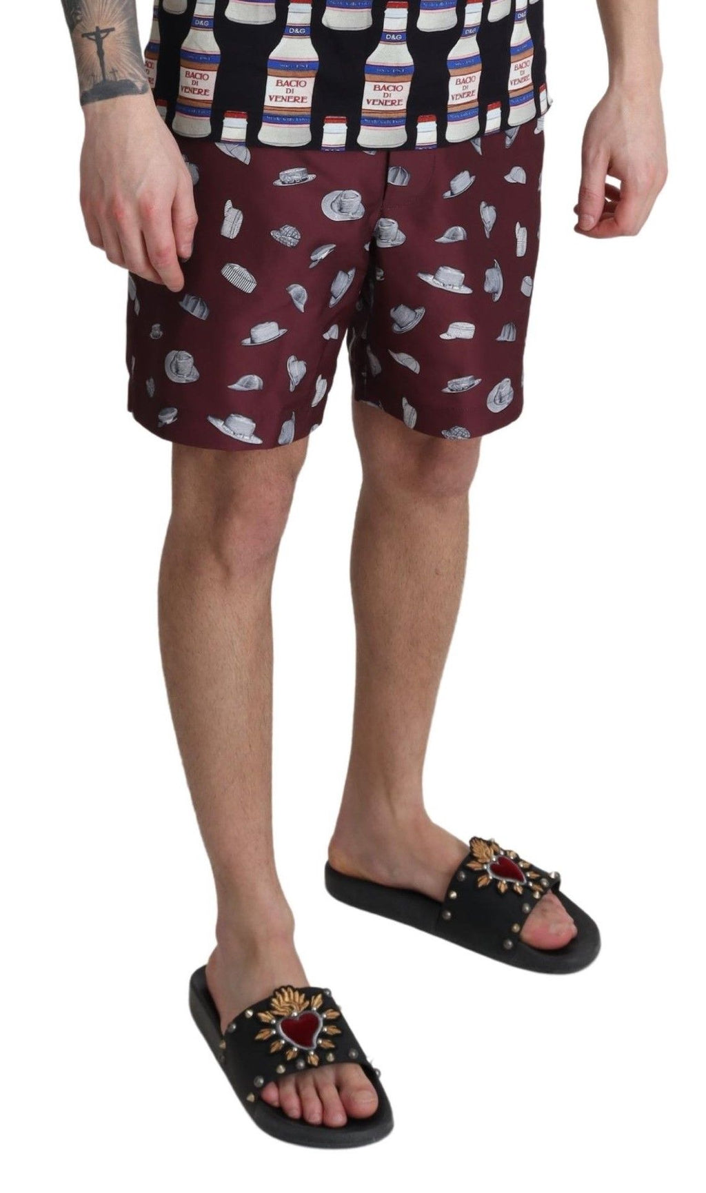 Shorts de bain Dolce & Gabbana à motif de chapeaux marron, vêtement de plage élégant pour homme.