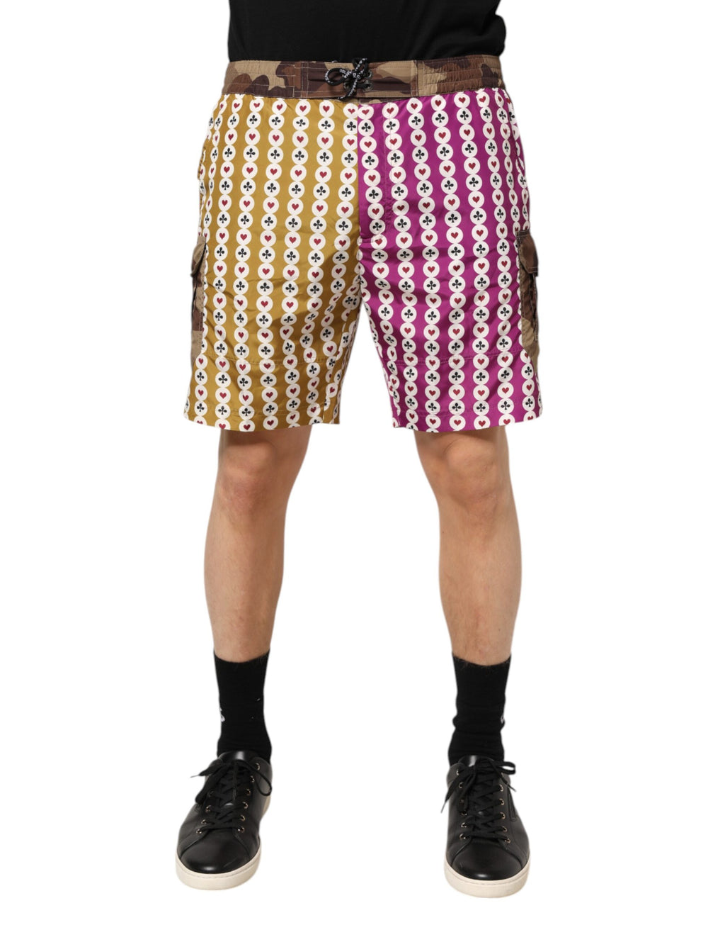 Shorts de bain Dolce & Gabbana en camouflage multicolore avec motif de cartes à jouer, design élégant pour la plage.