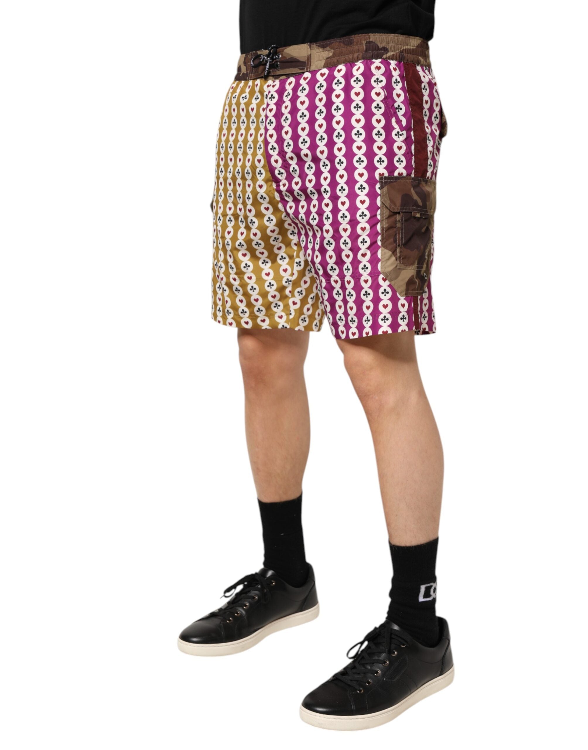 Shorts de bain Dolce & Gabbana motifs multicolores et camouflage, avec design de cartes à jouer, vue de face.