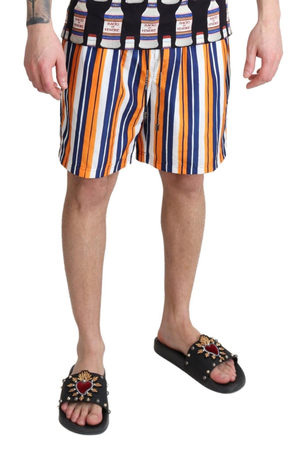 Maillot de bain homme Dolce & Gabbana à rayures multicolores, short de plage élégant avec motif coloré et confortable.