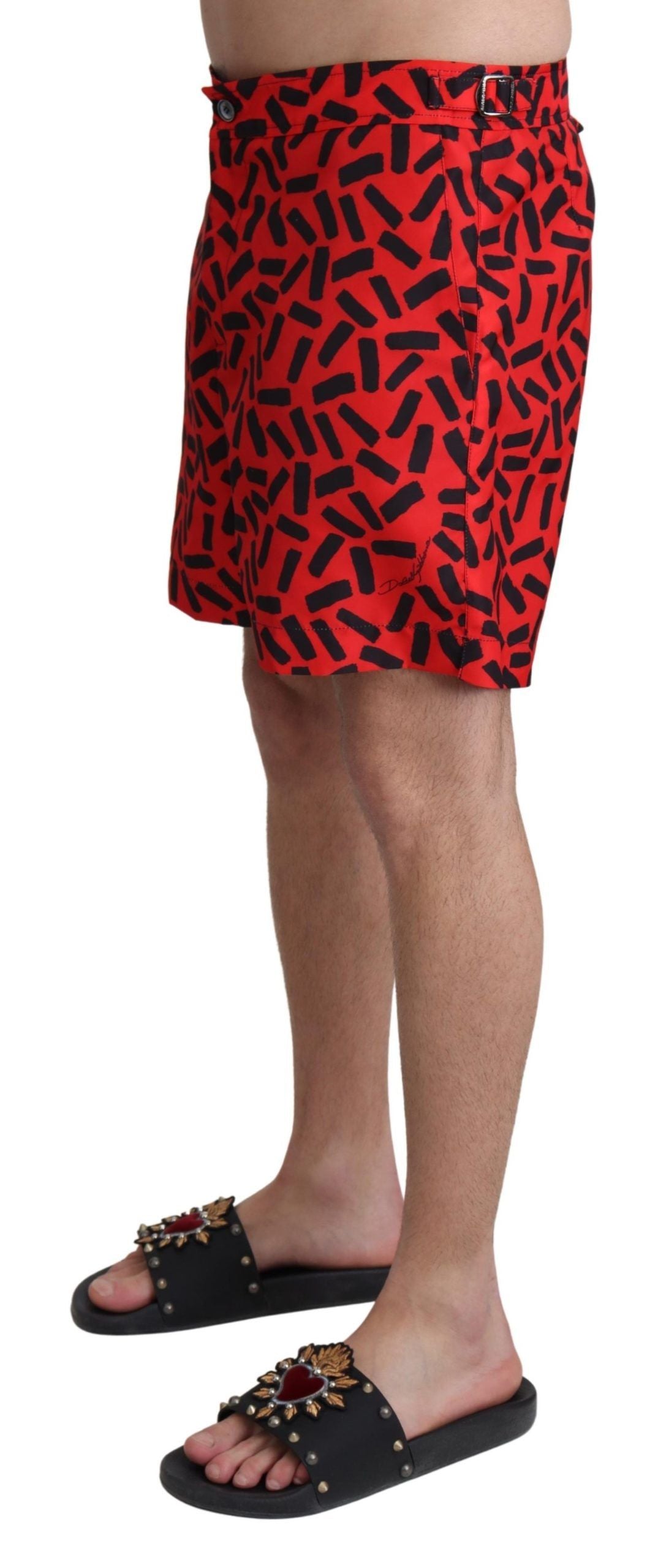 Shorts de bain Dolce & Gabbana à motif rouge, vêtement de plage pour homme, vue de face.
