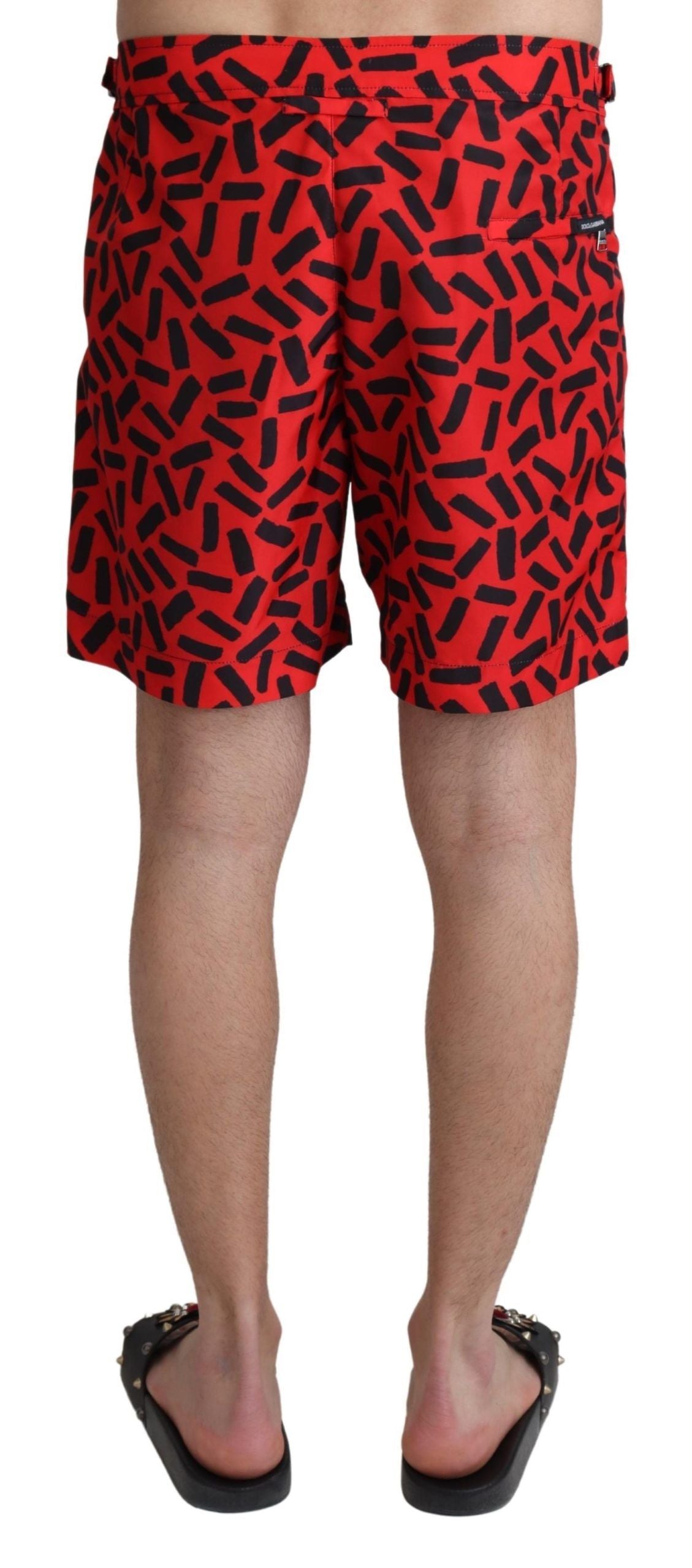 Shorts de plage Dolce & Gabbana à motif rouge, maillot de bain pour homme, style tendance et estival.