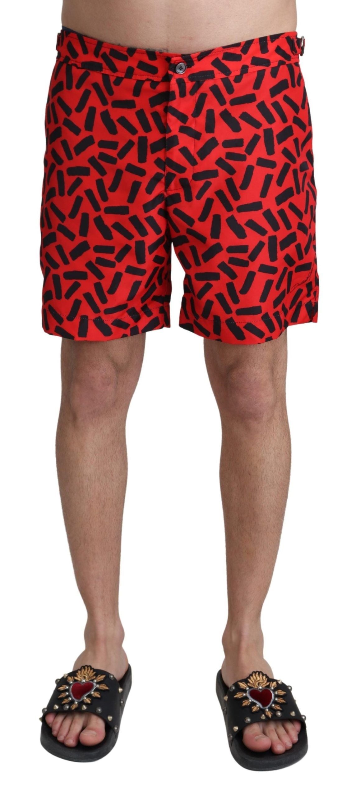 Shorts de bain Dolce & Gabbana à motif rouge, vêtement de plage élégant et tendance pour hommes.
