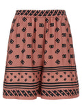 Shorts bermuda en soie multicolore Dolce & Gabbana, mode élégante et colorée, visibles avec détails de couture et motifs vibrants.