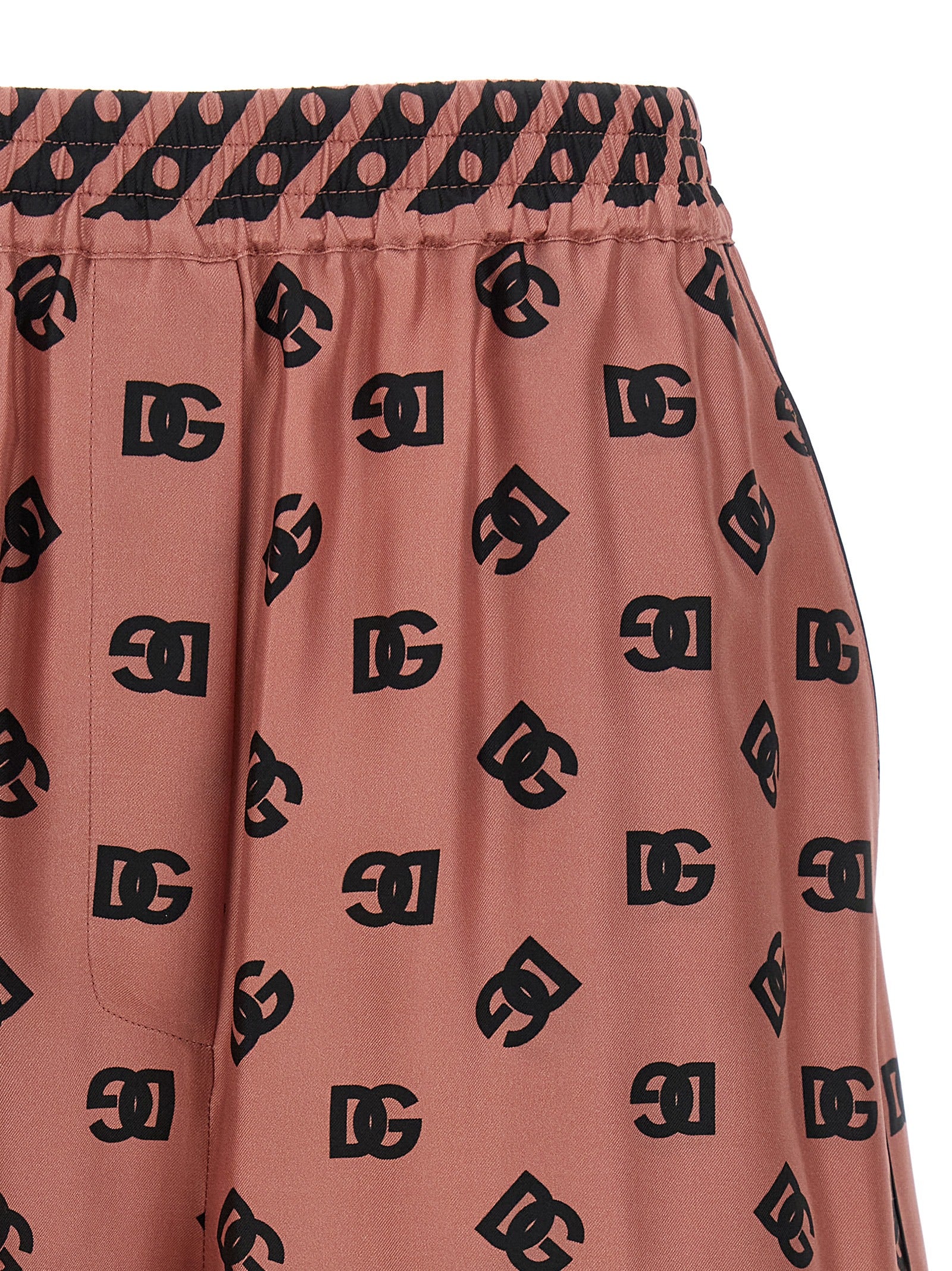 Shorts Bermuda en soie multicolore de Dolce & Gabbana, style élégant et coloré, visibles avec motif vibrant et finition soignée.