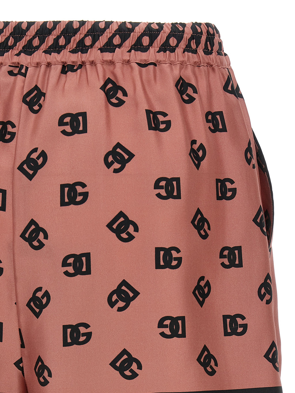 Shorts bermuda en soie multicolore de Dolce & Gabbana, style élégant et coloré, détails visibles en tissu en soie.