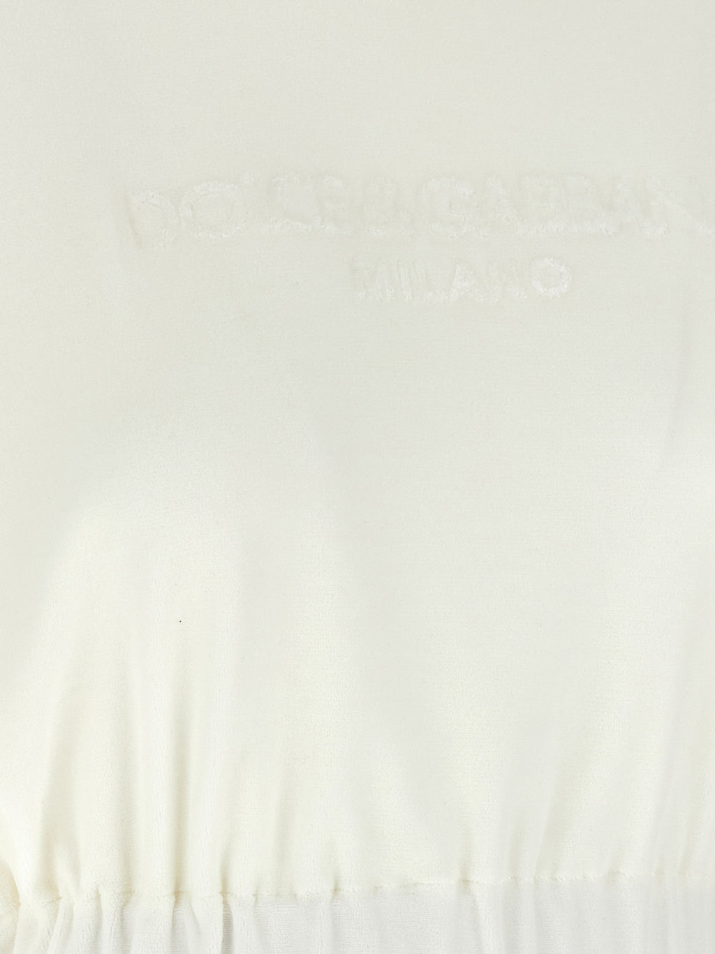 T-shirt en coton blanc Dolce & Gabbana avec logo, porté sur mannequin, vue de face.