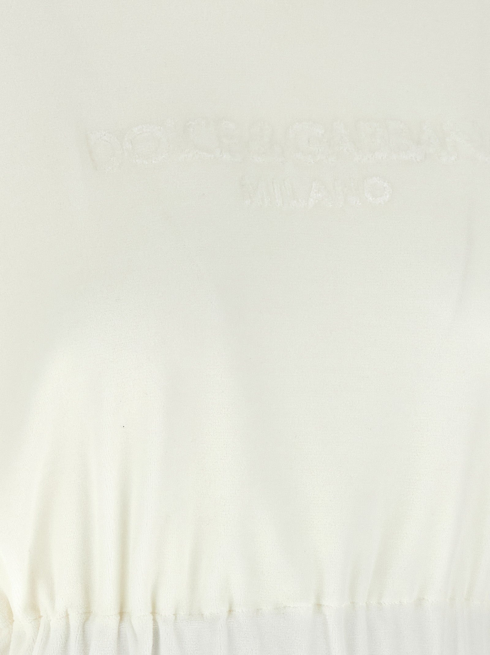 T-shirt en coton blanc Dolce & Gabbana avec logo, porté sur mannequin, vue de face.