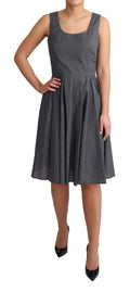 Robe noire à pois en coton Dolce & Gabbana, coupe évasée et élégante, avec motif à pois noirs sur fond blanc.
