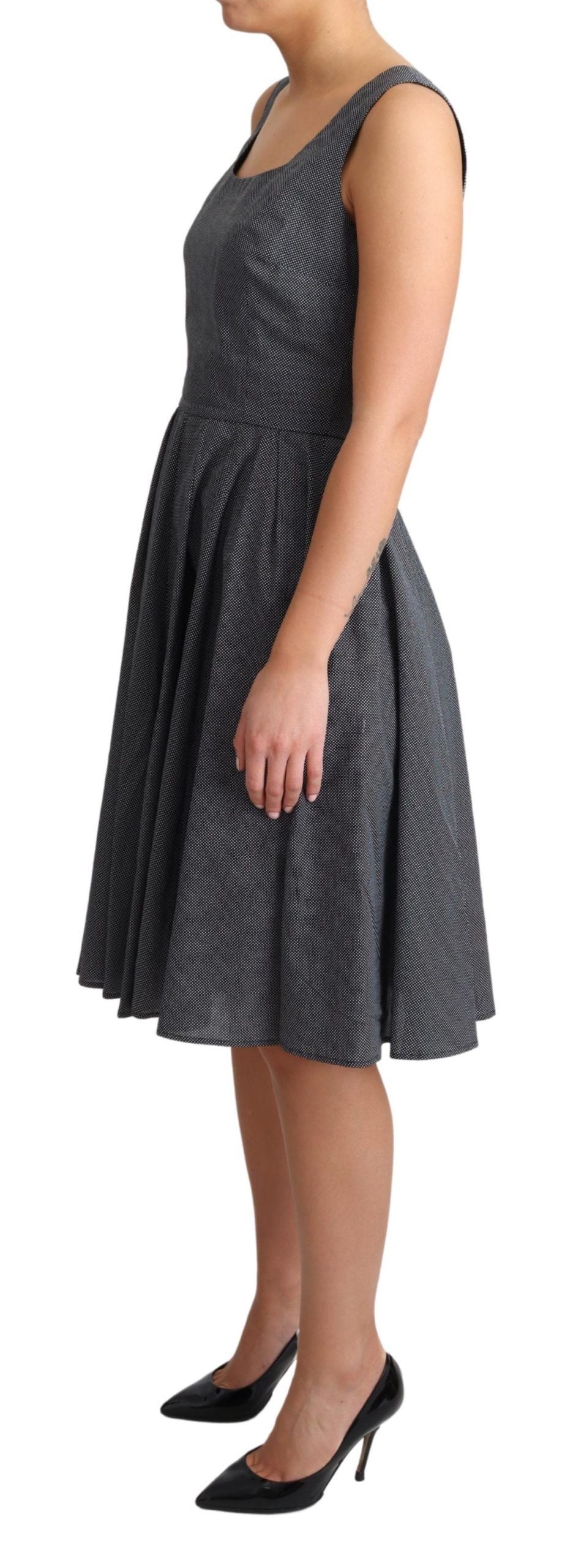 Robe en coton noire à pois de style A-line de Dolce & Gabbana, avec coupe élégante et détails classiques.