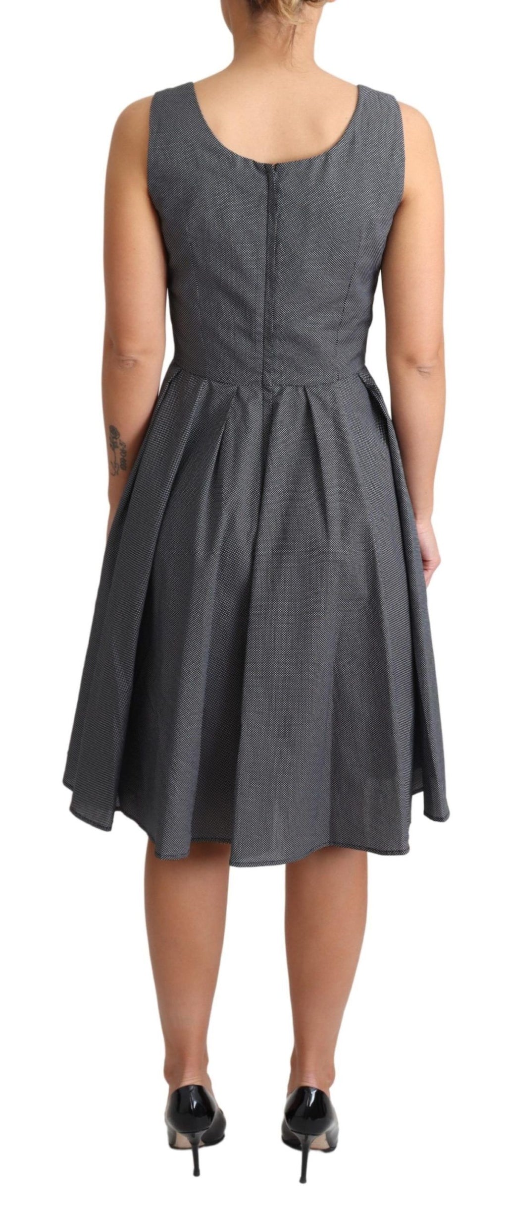 Robe à pois noire en coton de style A-line de Dolce & Gabbana, robe élégante avec motif à pois noirs et blancs.