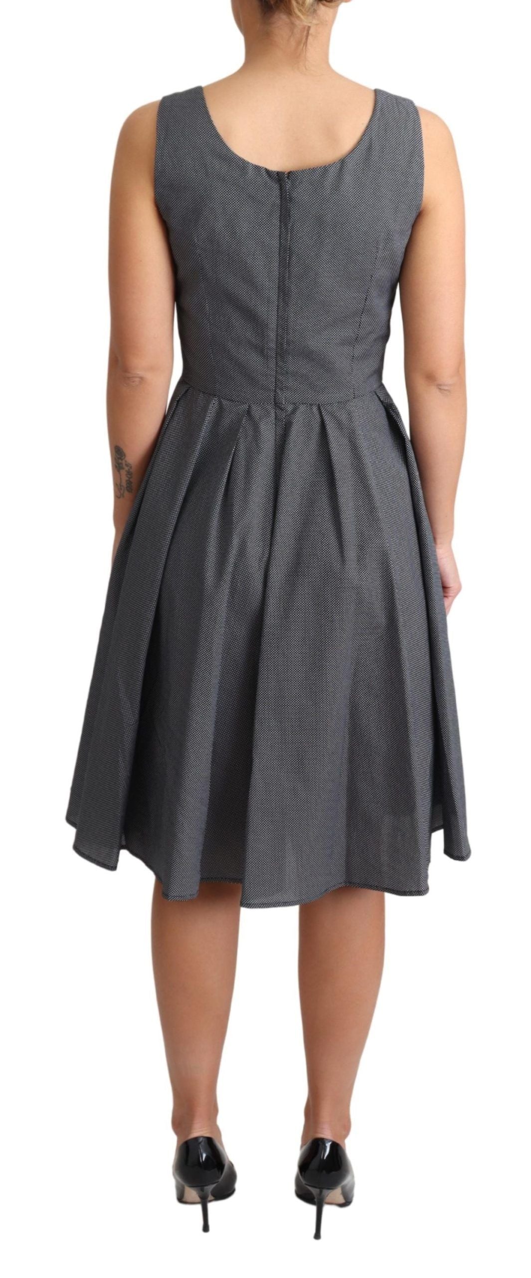 Robe à pois noire en coton de style A-line de Dolce & Gabbana, robe élégante avec motif à pois noirs et blancs.