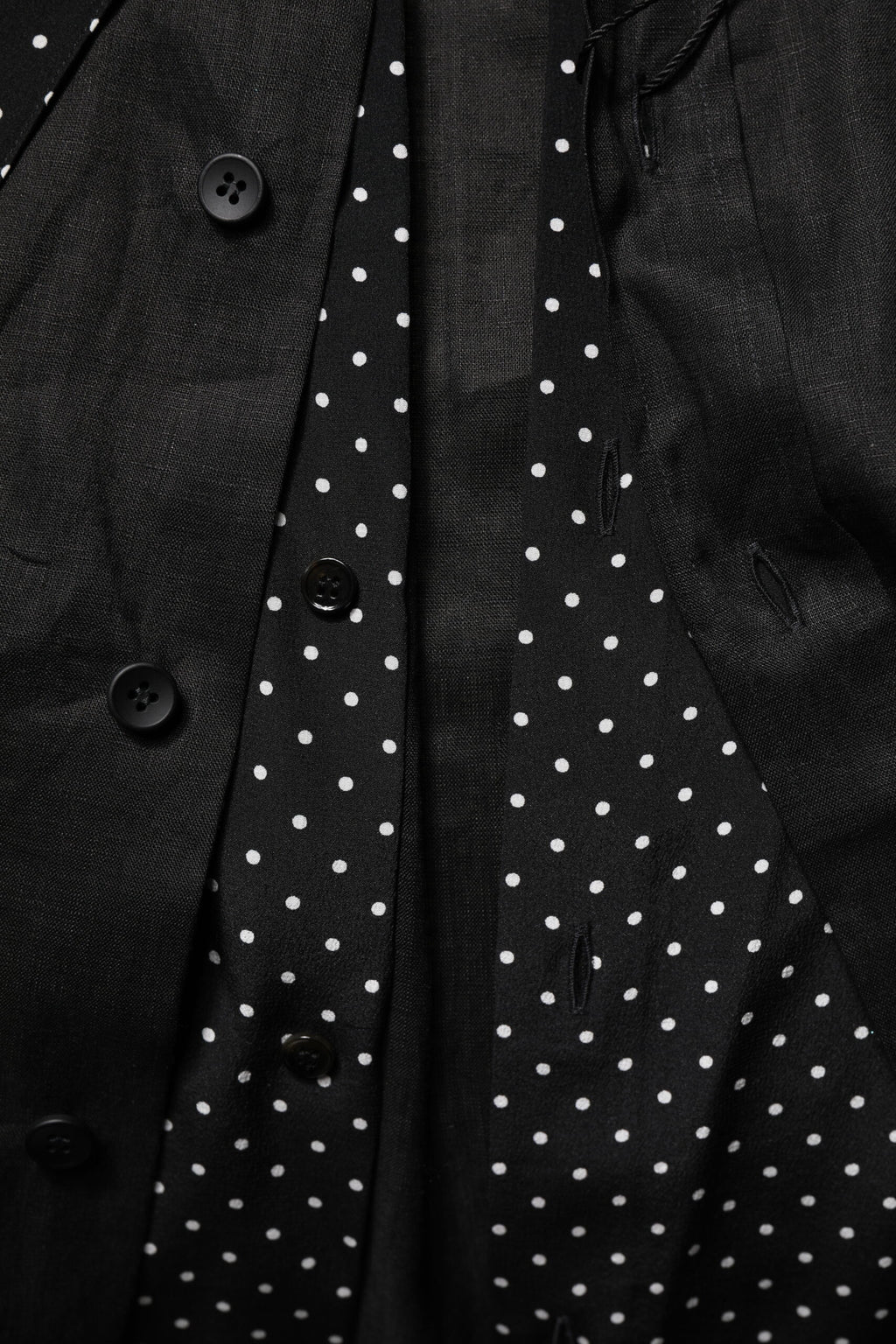 Chemise homme Dolce & Gabbana en lin et soie noire à pois décontractée, vue de face.